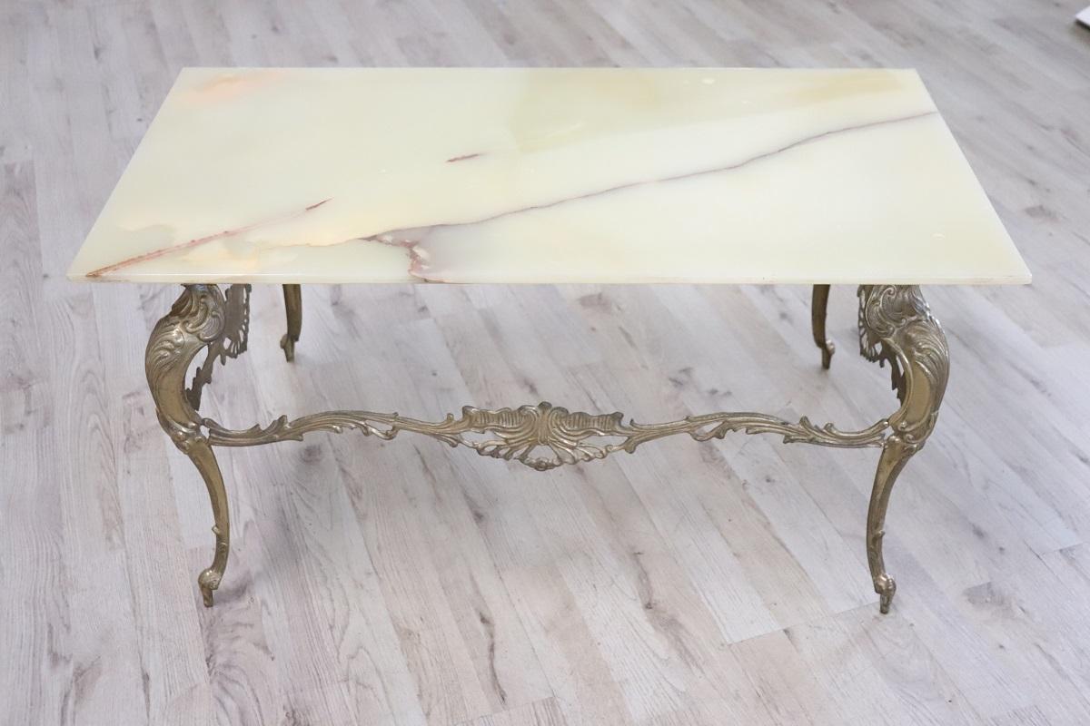 Bronze Table basse italienne de style Louis XV en bronze doré avec plateau en onyx en vente