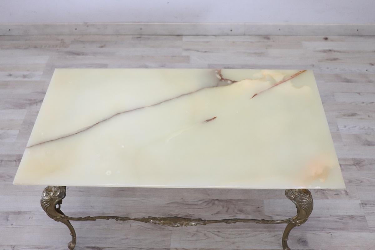 Table basse italienne de style Louis XV en bronze doré avec plateau en onyx en vente 1