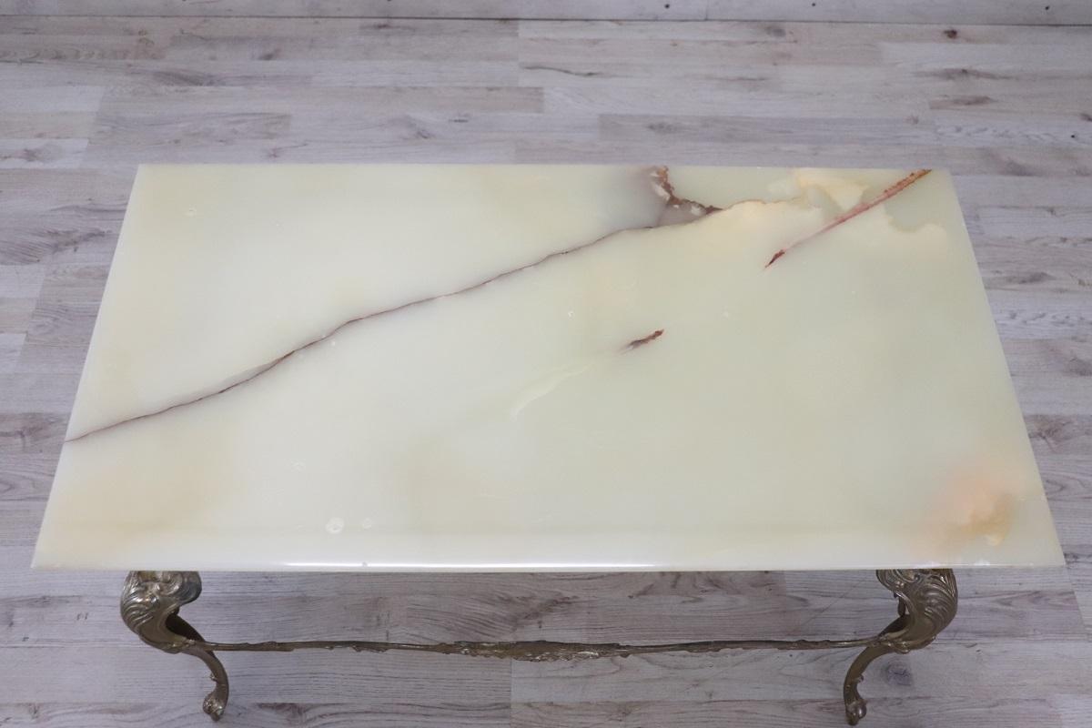 Table basse italienne de style Louis XV en bronze doré avec plateau en onyx en vente 2