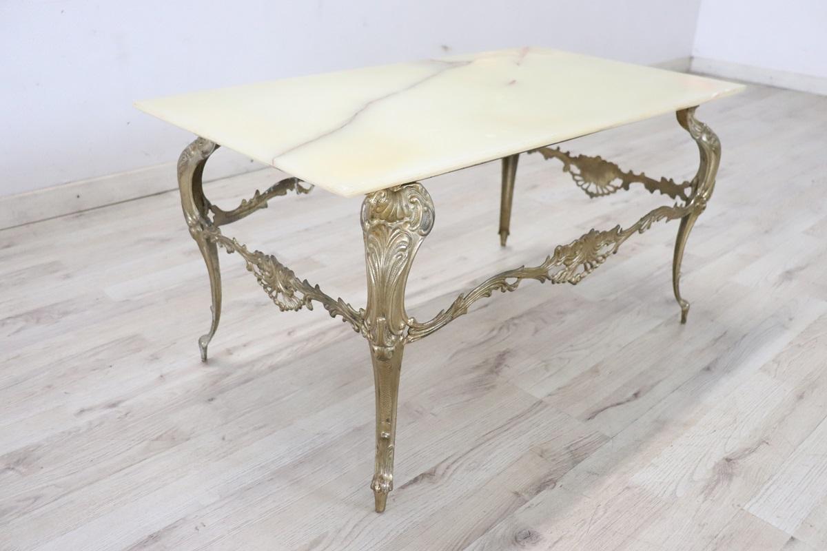 Table basse italienne de style Louis XV en bronze doré avec plateau en onyx en vente 3