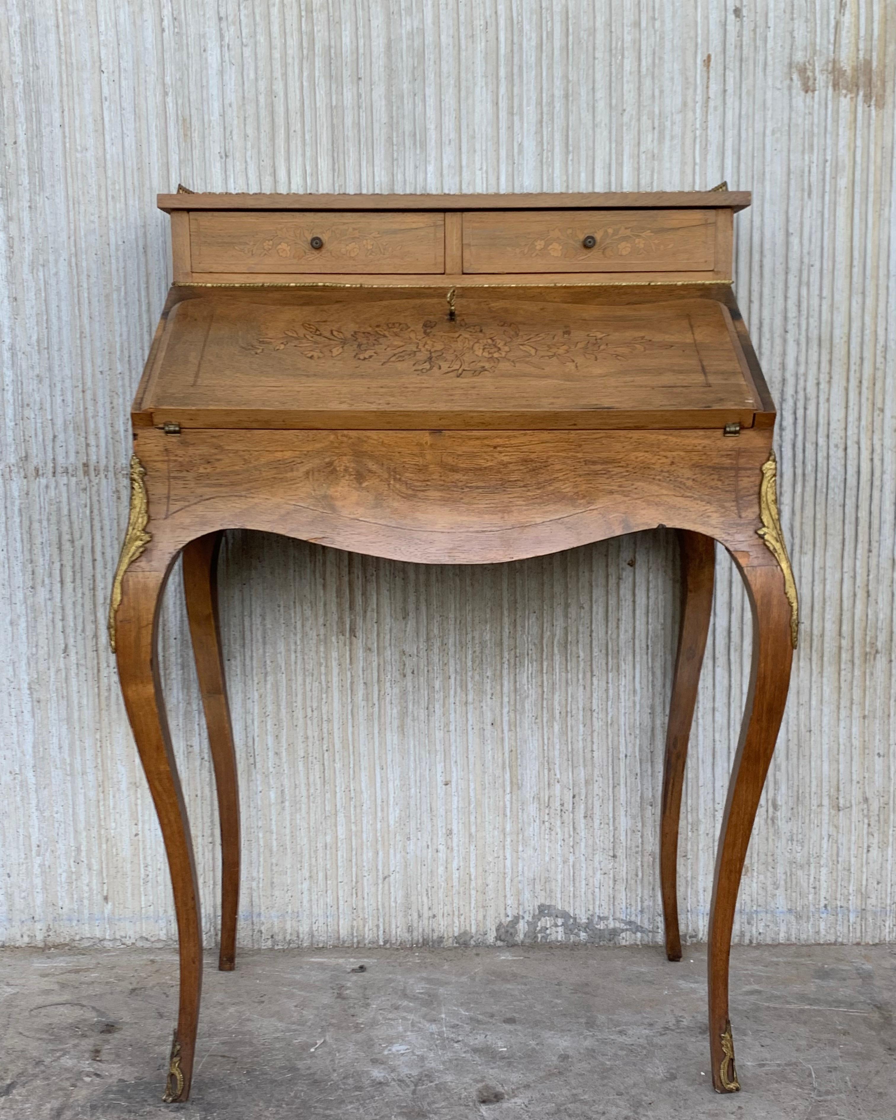 Louis XV style folding desk with one drawer. An exceptional Louis XV style desk, made of early Italian antique oak wood.
This piece screams high quality. Beautiful grain and patina. Spider legs, elegant shields / pulls with two drawers and