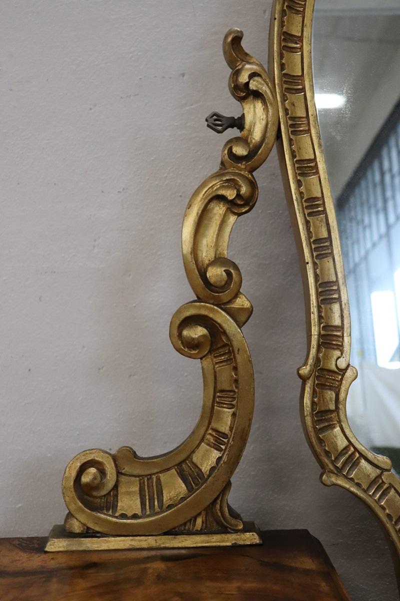 Italienischer Louis XV Stil Vergoldeter und eingelegter Nussbaum Bombay Frisiertisch im Zustand „Gut“ im Angebot in Casale Monferrato, IT