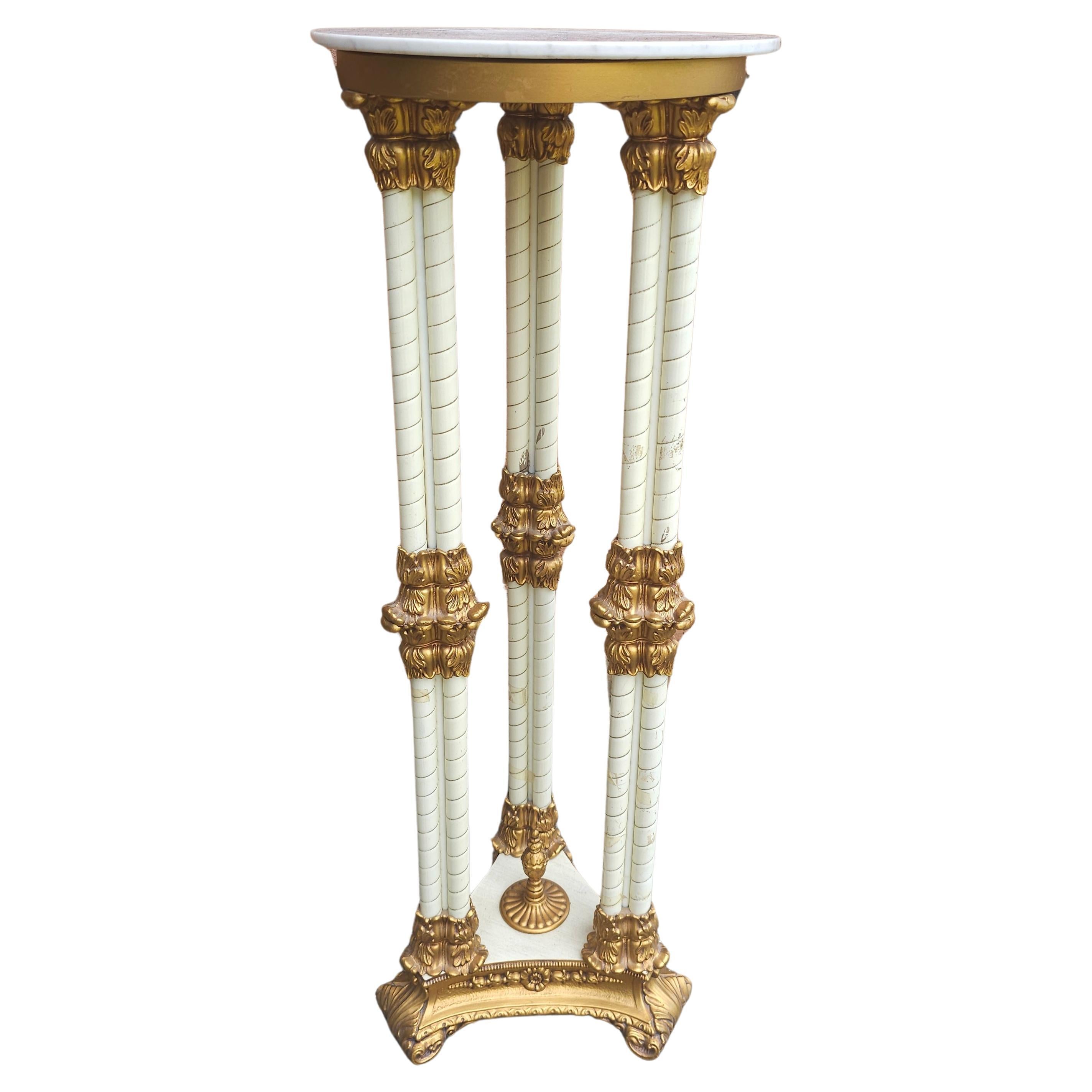 Un piédestal italien de style Louis XV en métal doré et peint en blanc et à dessus en marbre pour votre considération. Mesure 12