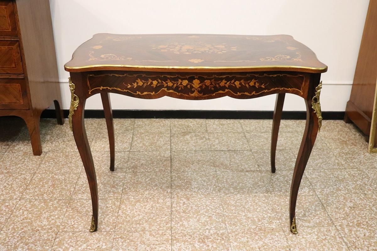Petit bureau italien en noyer incrusté de style Louis XV en vente 4