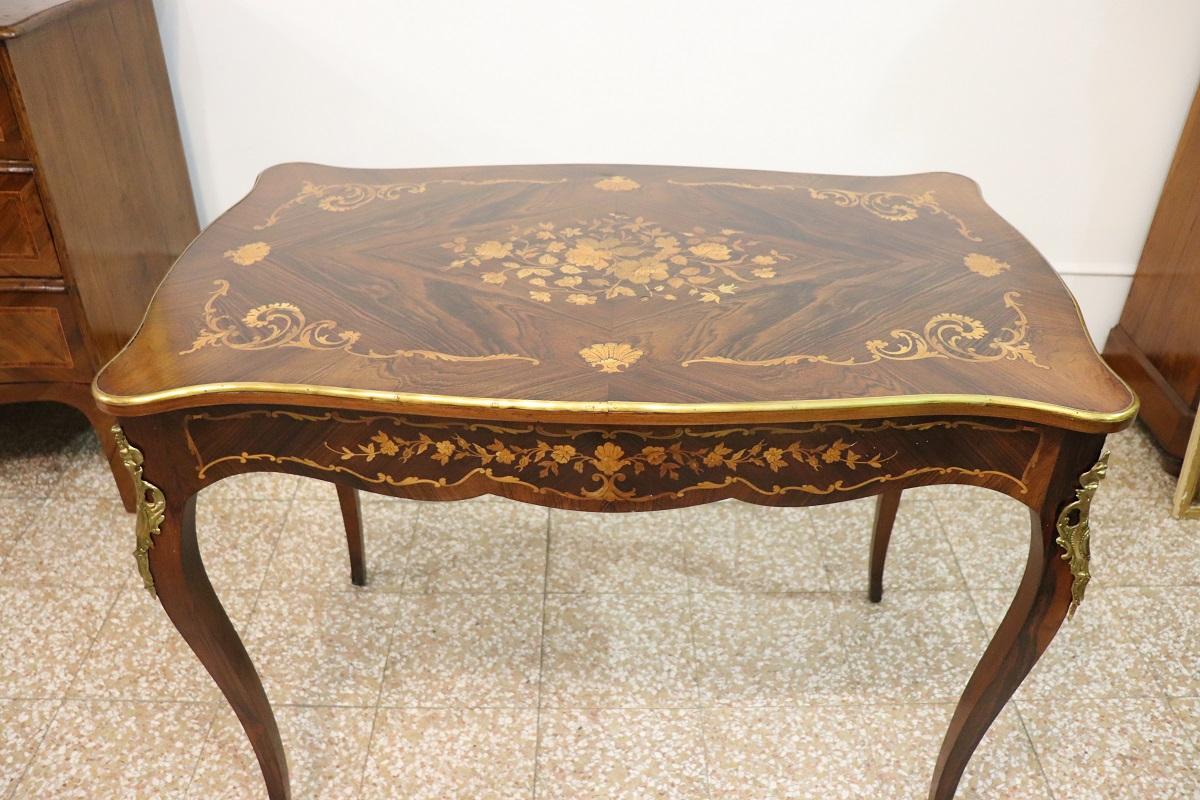 Petit bureau italien en noyer incrusté de style Louis XV en vente 5