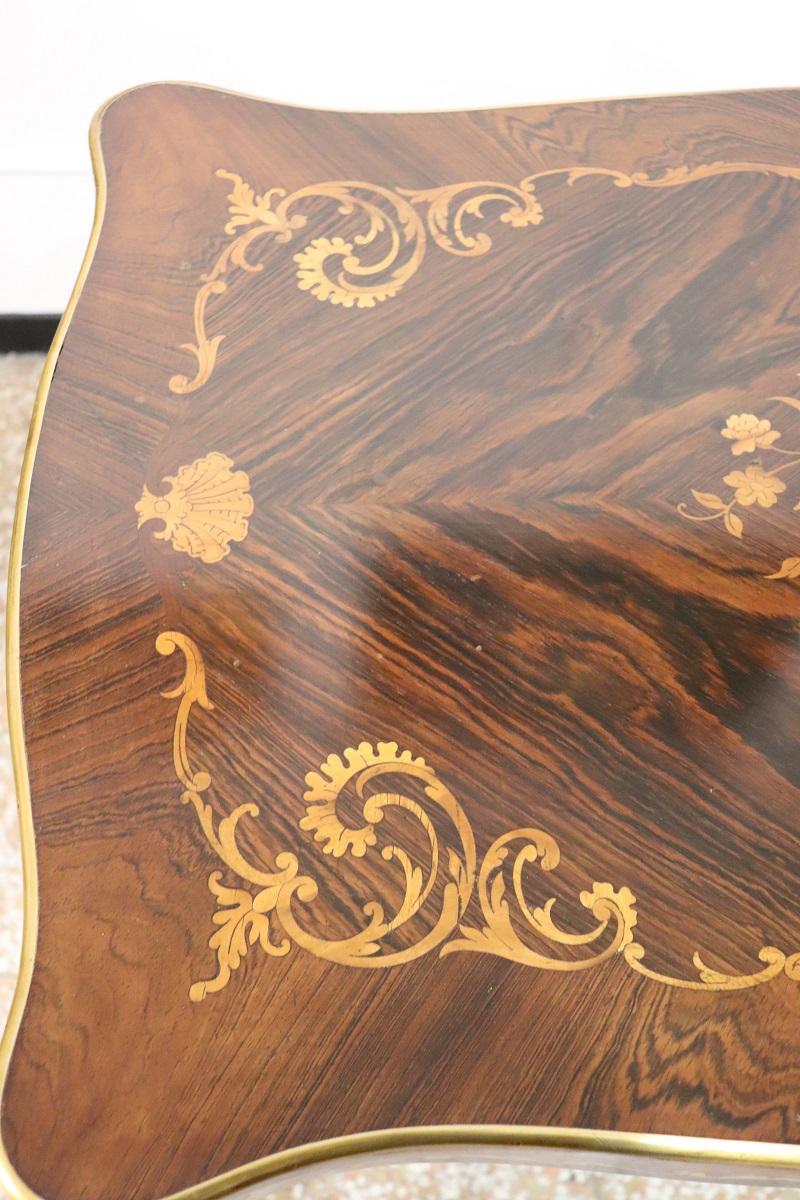 20ième siècle Petit bureau italien en noyer incrusté de style Louis XV en vente