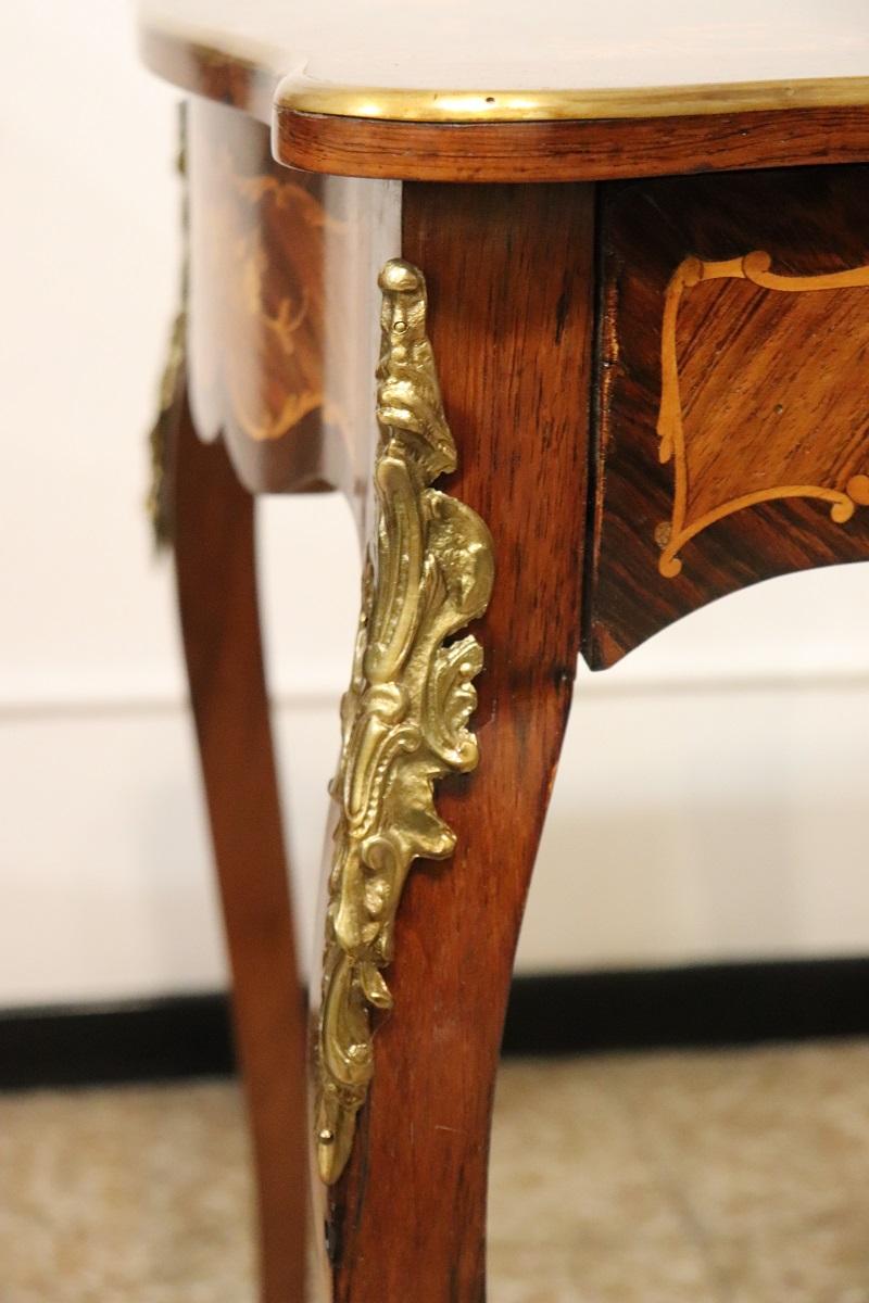 Noyer Petit bureau italien en noyer incrusté de style Louis XV en vente