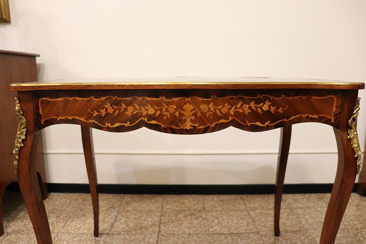 Petit bureau italien en noyer incrusté de style Louis XV en vente 2