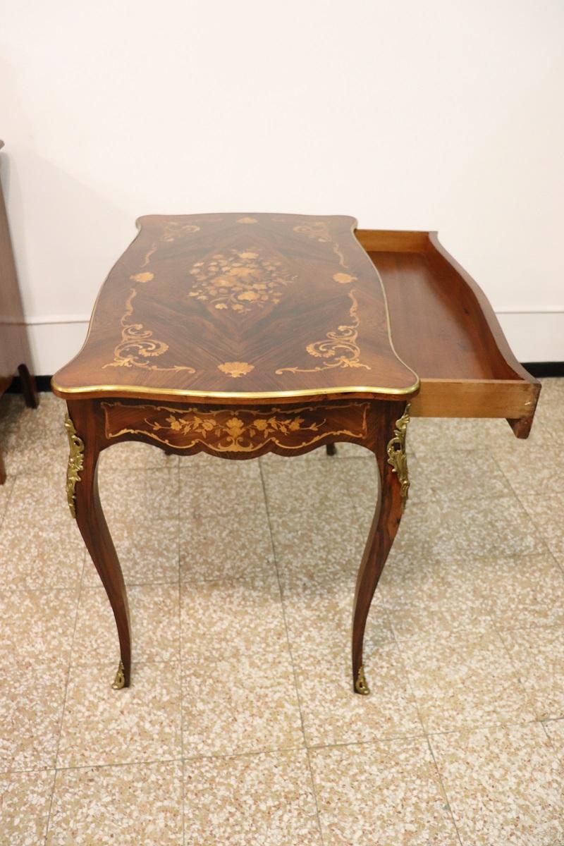 Petit bureau italien en noyer incrusté de style Louis XV en vente 3