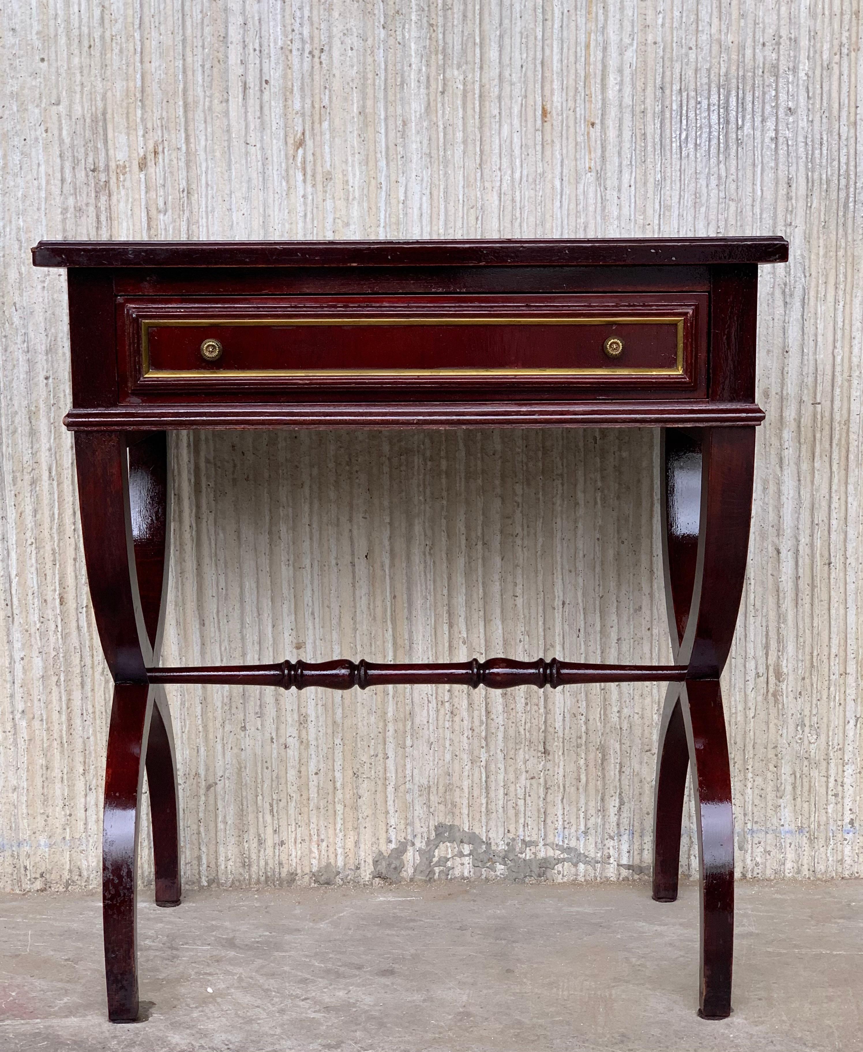 Italian Louis XV style mahogany pair of nightstand or end side tables with one drawer and screw legs
Rare and fine quality Italian Louis XV style, 1900s side tables or sofa tables with unusual measurements and one drawer. The tables has a