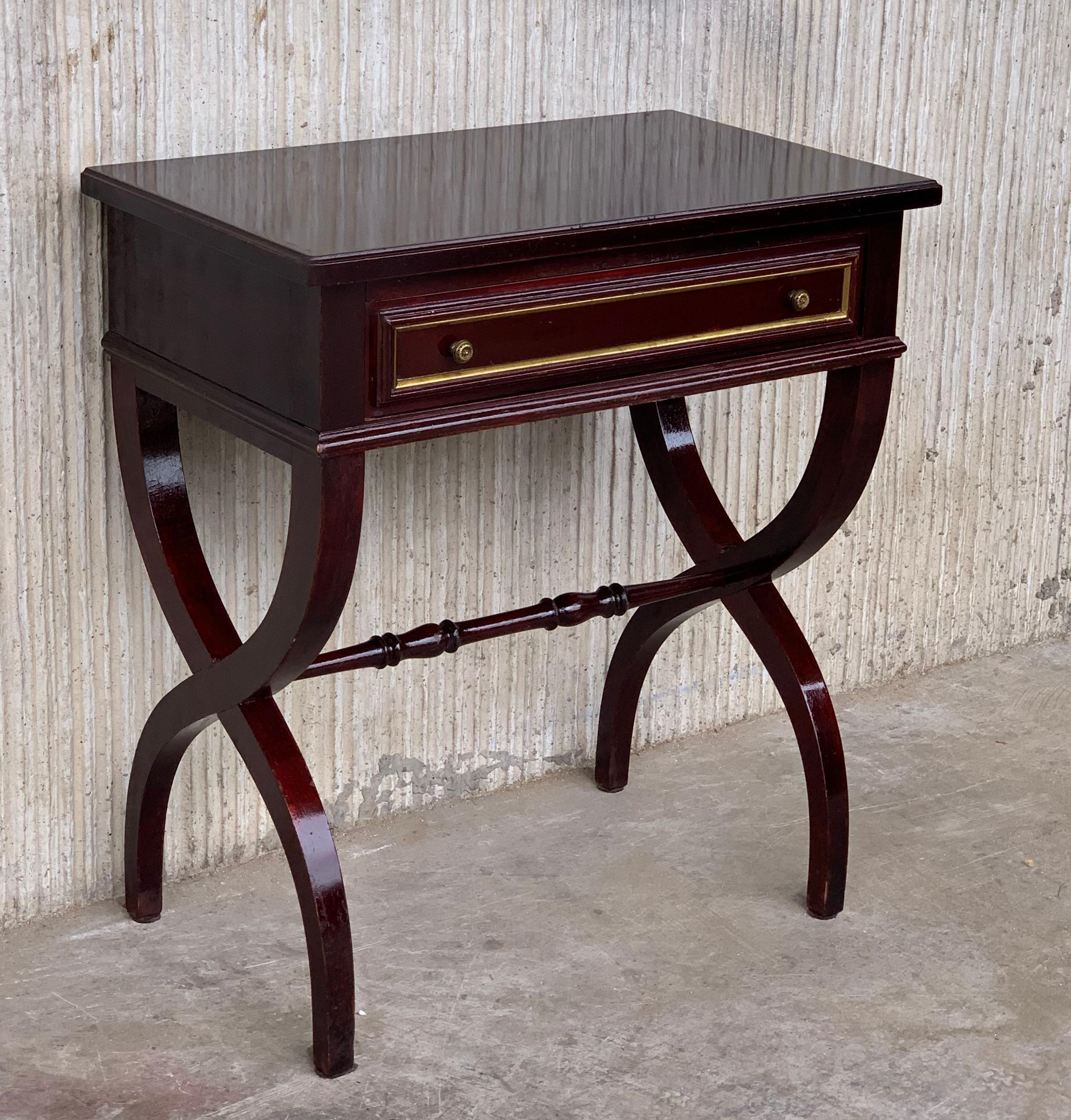 20th Century Italian Louis XV Style Mahogany Pair of Nightstand or End Side Tables For Sale