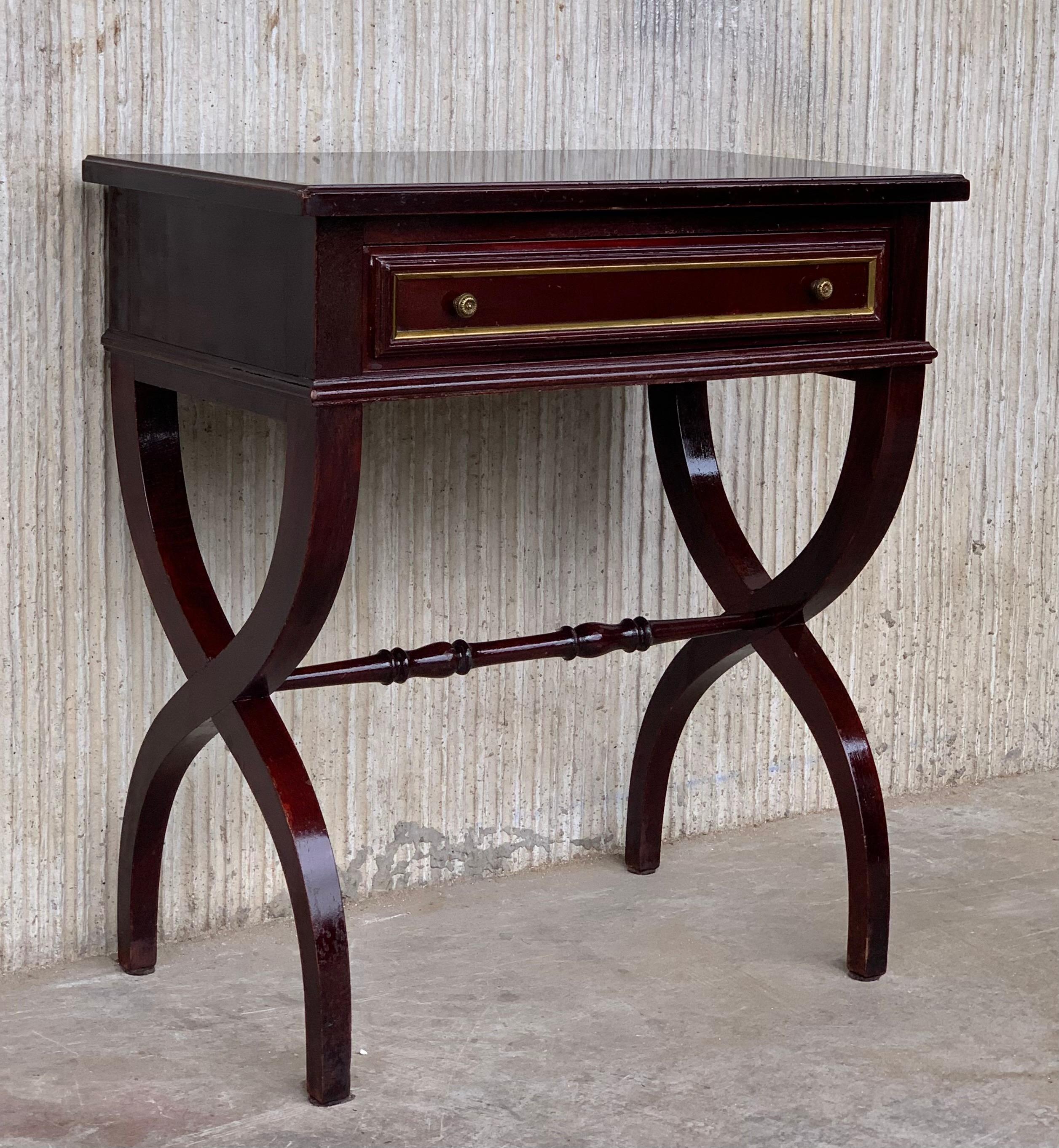 Paar italienische Nachttische oder Beistelltische aus Mahagoni im Louis-XV-Stil im Zustand „Gut“ im Angebot in Miami, FL