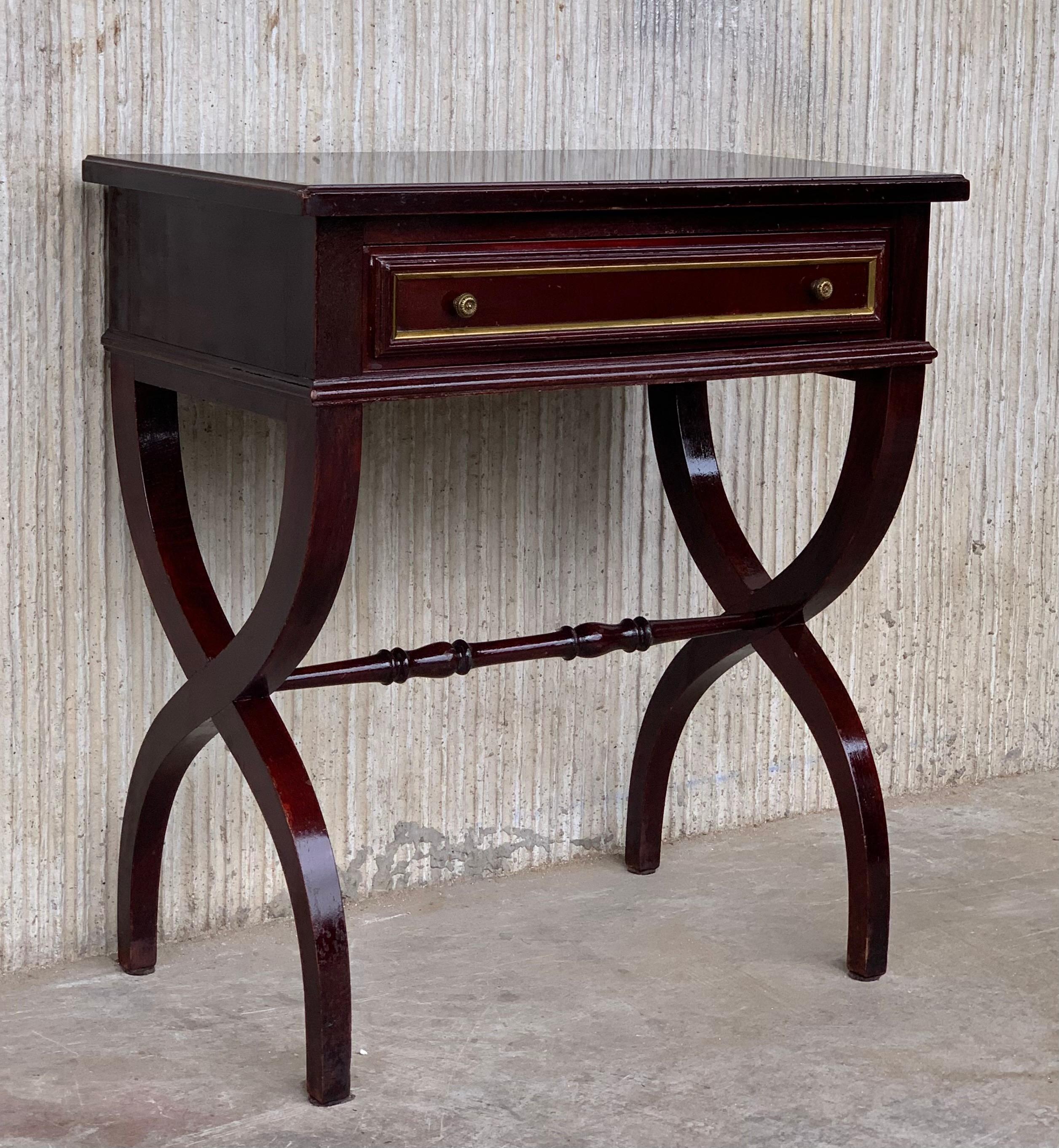 Italian Louis XV Style Mahogany Pair of Nightstand or End Side Tables For Sale 1