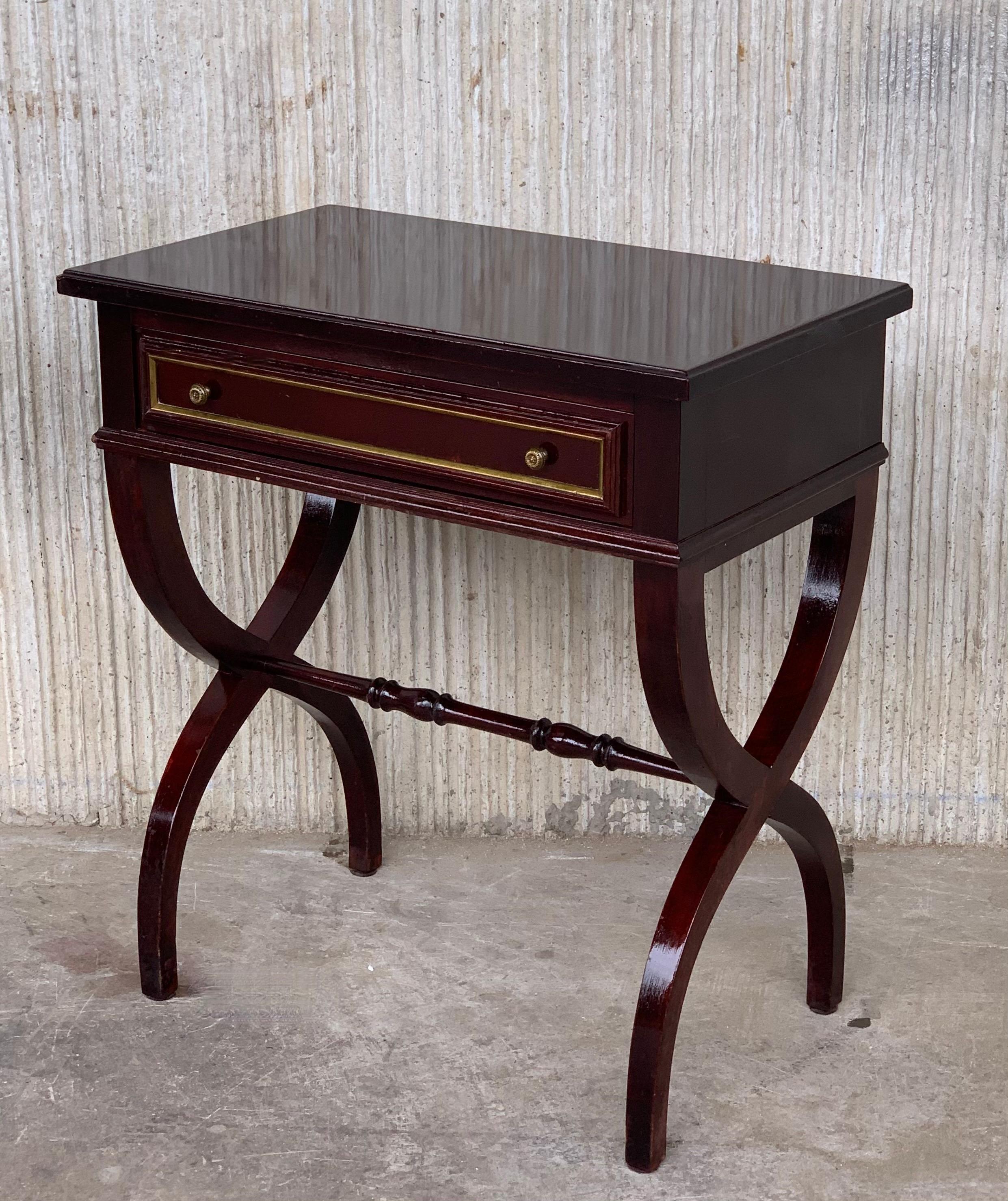 Italian Louis XV Style Mahogany Pair of Nightstand or End Side Tables For Sale 3