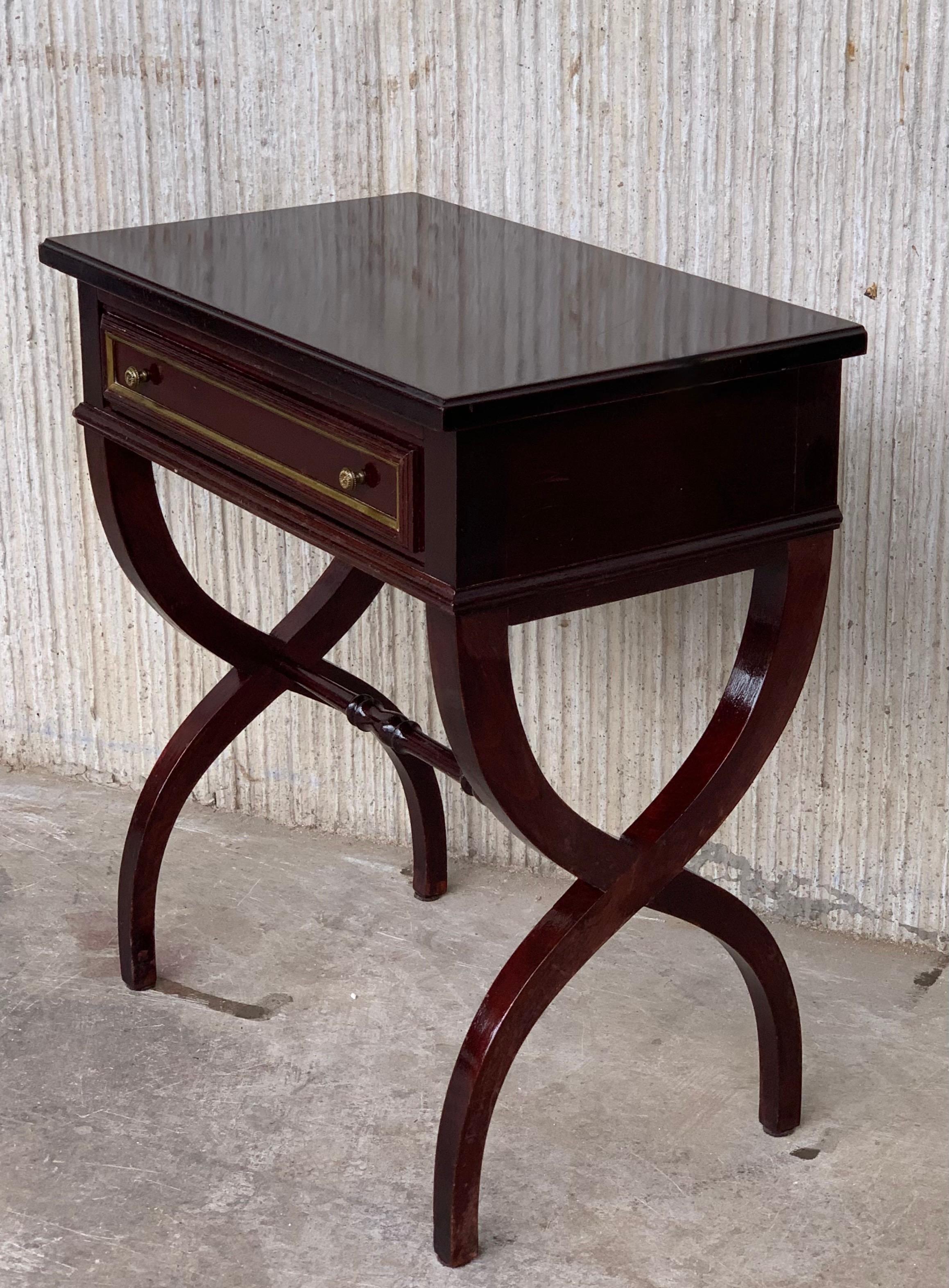 Italian Louis XV Style Mahogany Pair of Nightstand or End Side Tables For Sale 4