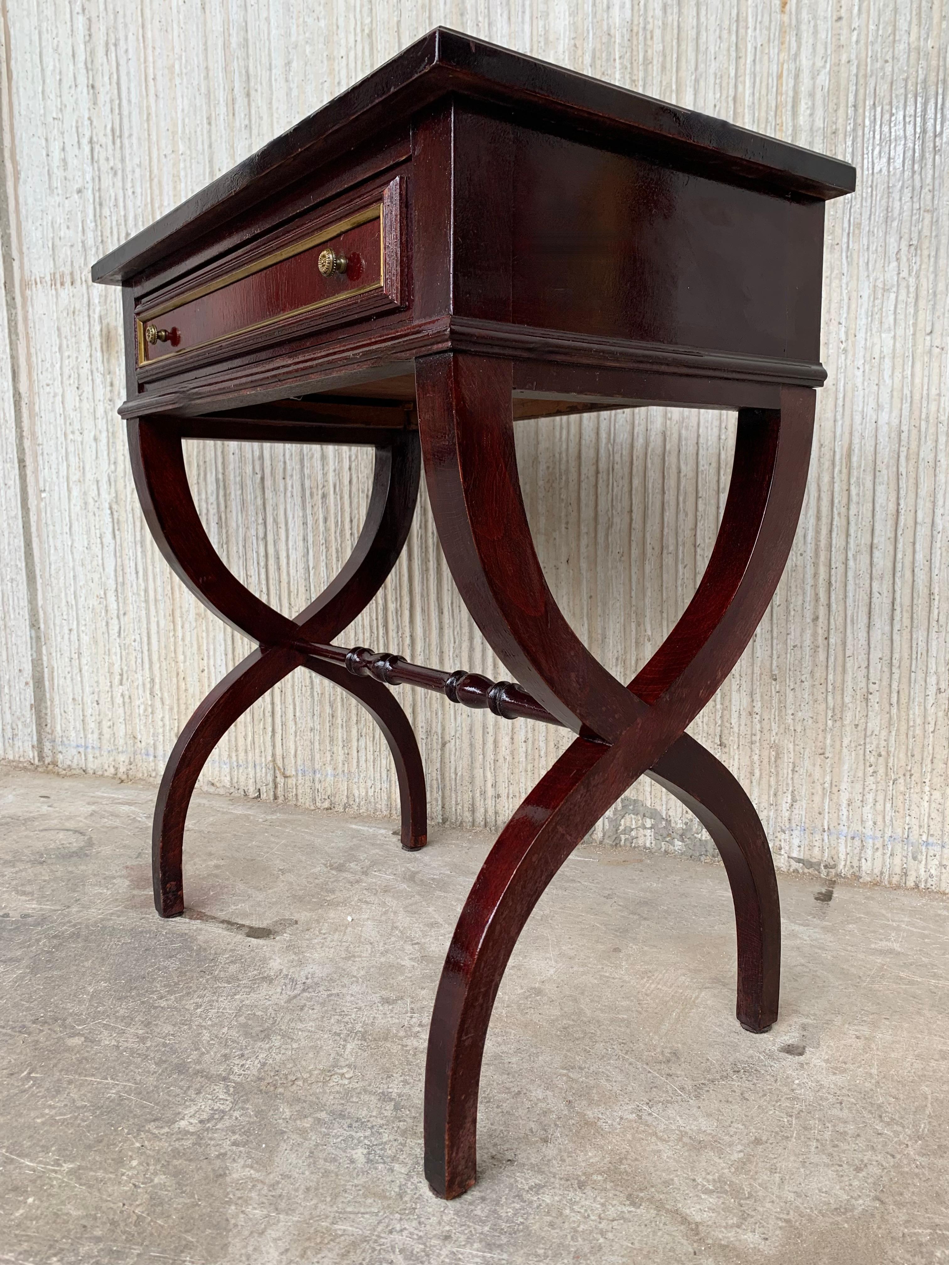 Italian Louis XV Style Mahogany Pair of Nightstand or End Side Tables For Sale 5