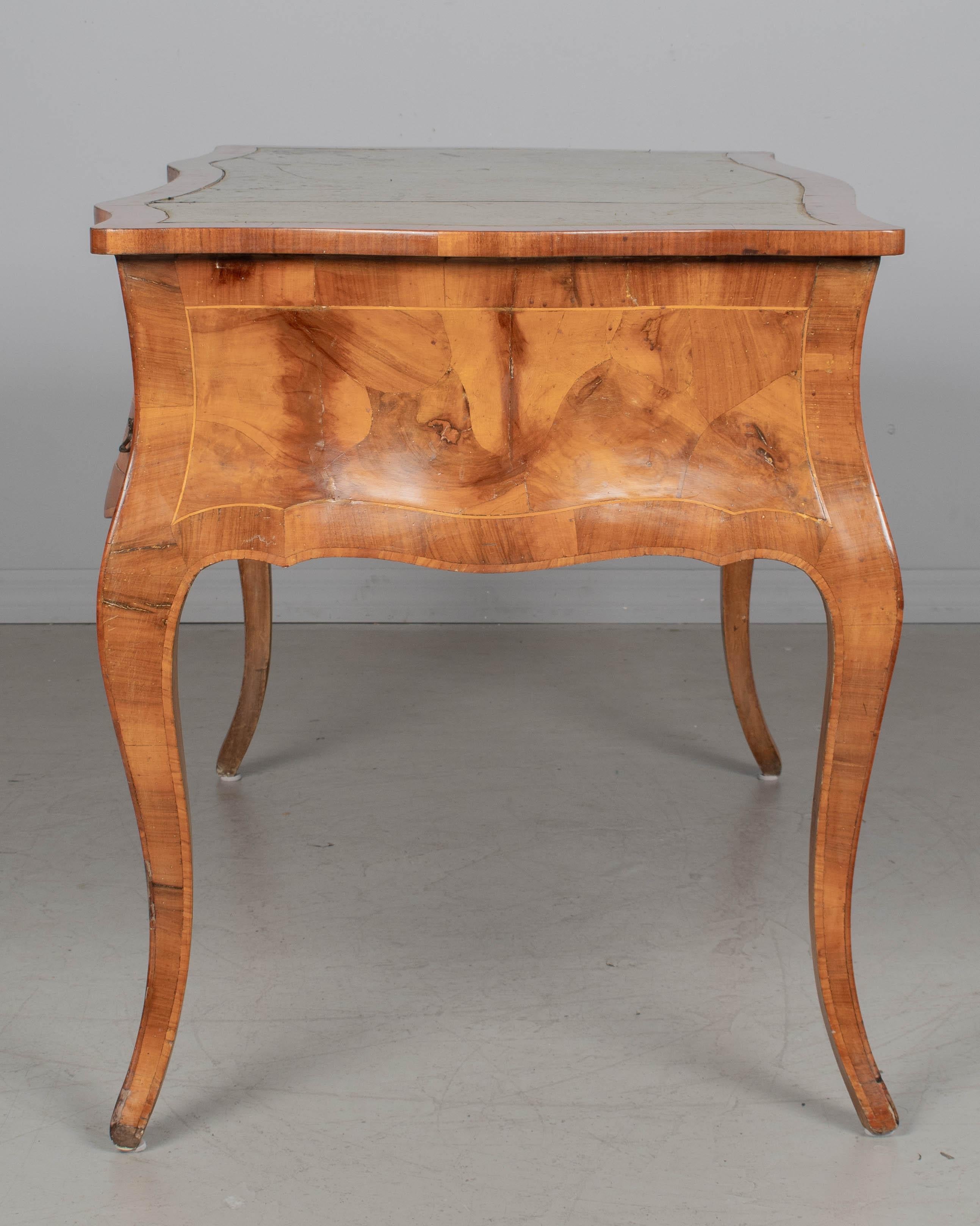 Italienischer Schreibtisch im Stil Louis XV aus Olivenholz im Angebot 3