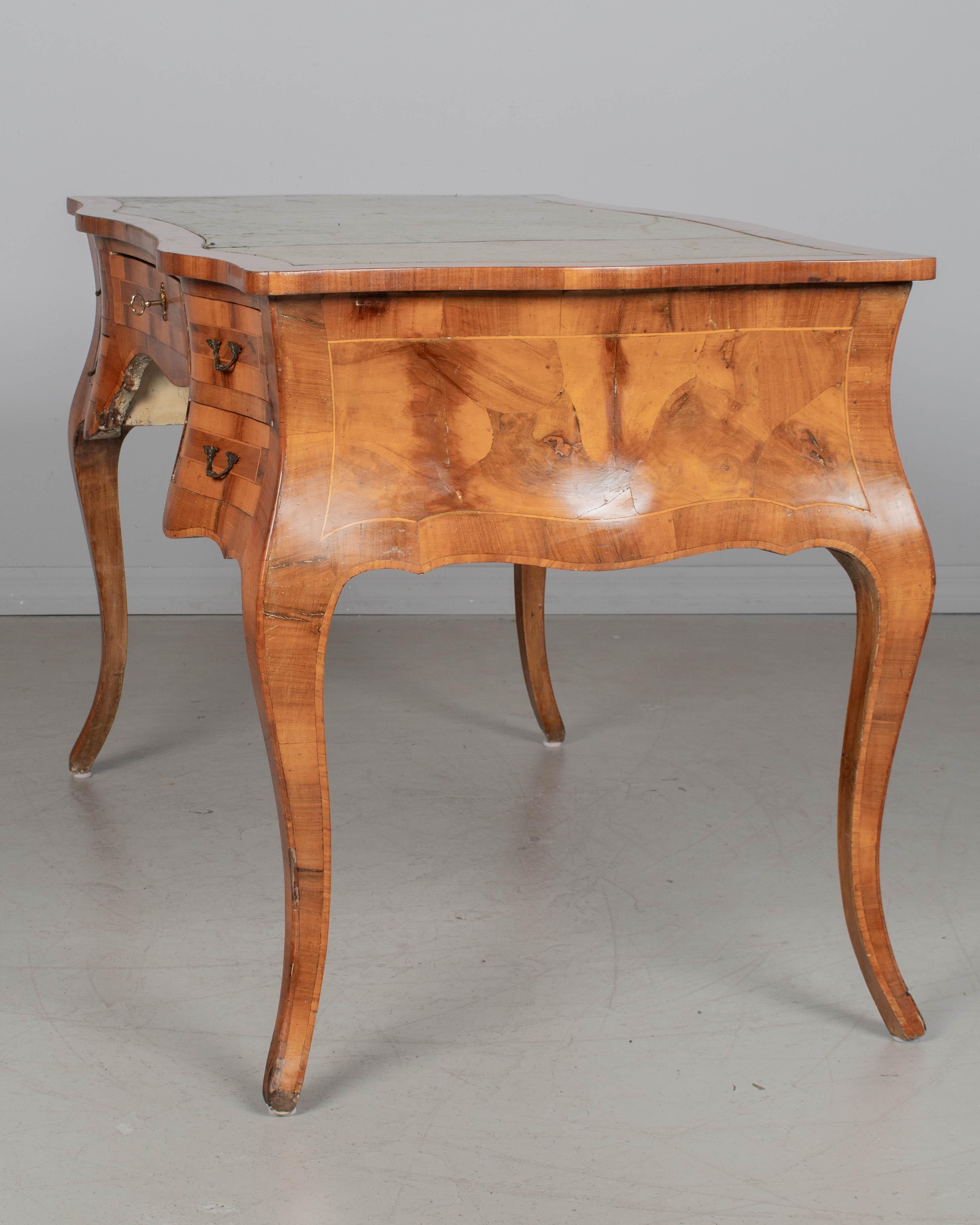 Italienischer Schreibtisch im Stil Louis XV aus Olivenholz im Angebot 4