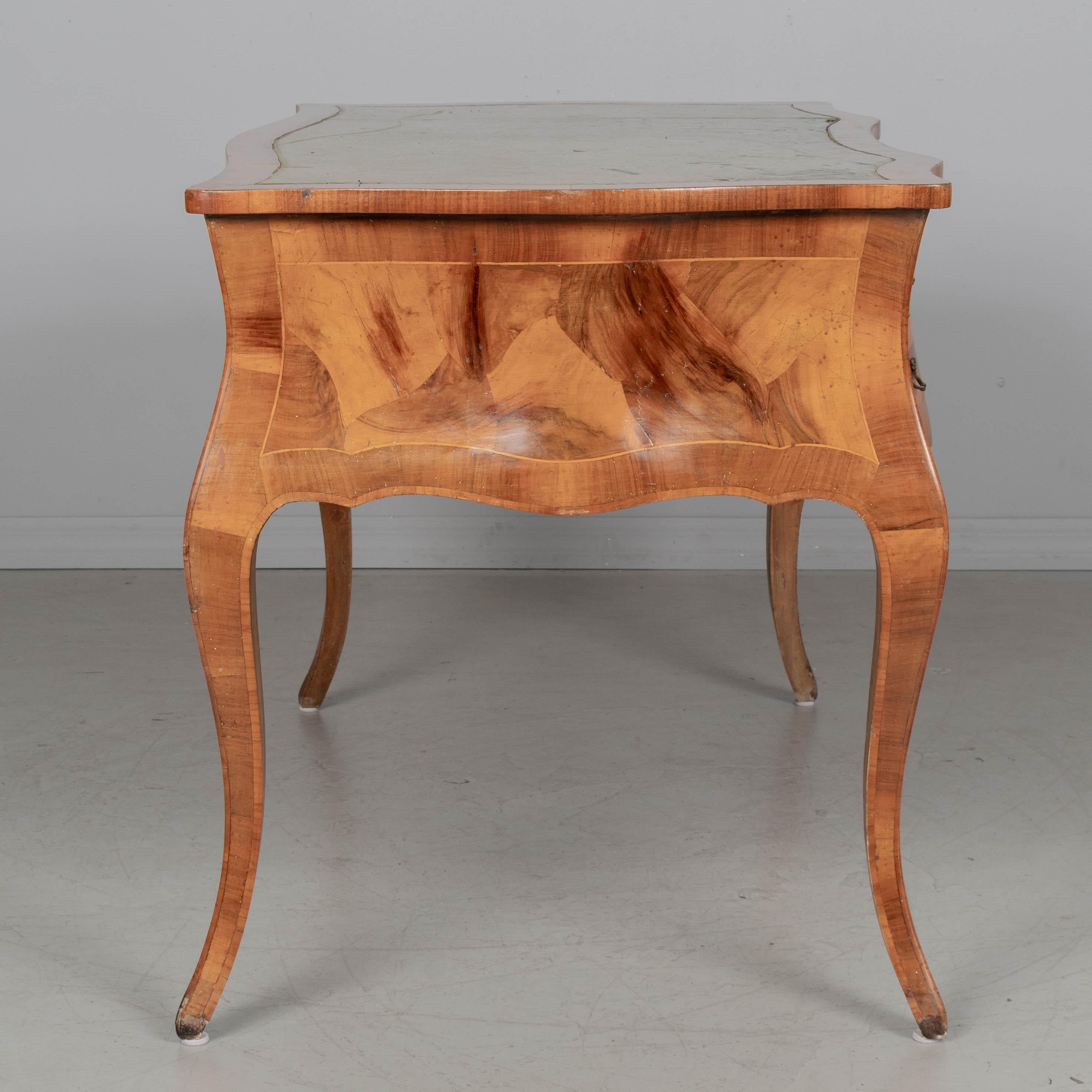 Italienischer Schreibtisch im Stil Louis XV aus Olivenholz im Angebot 5