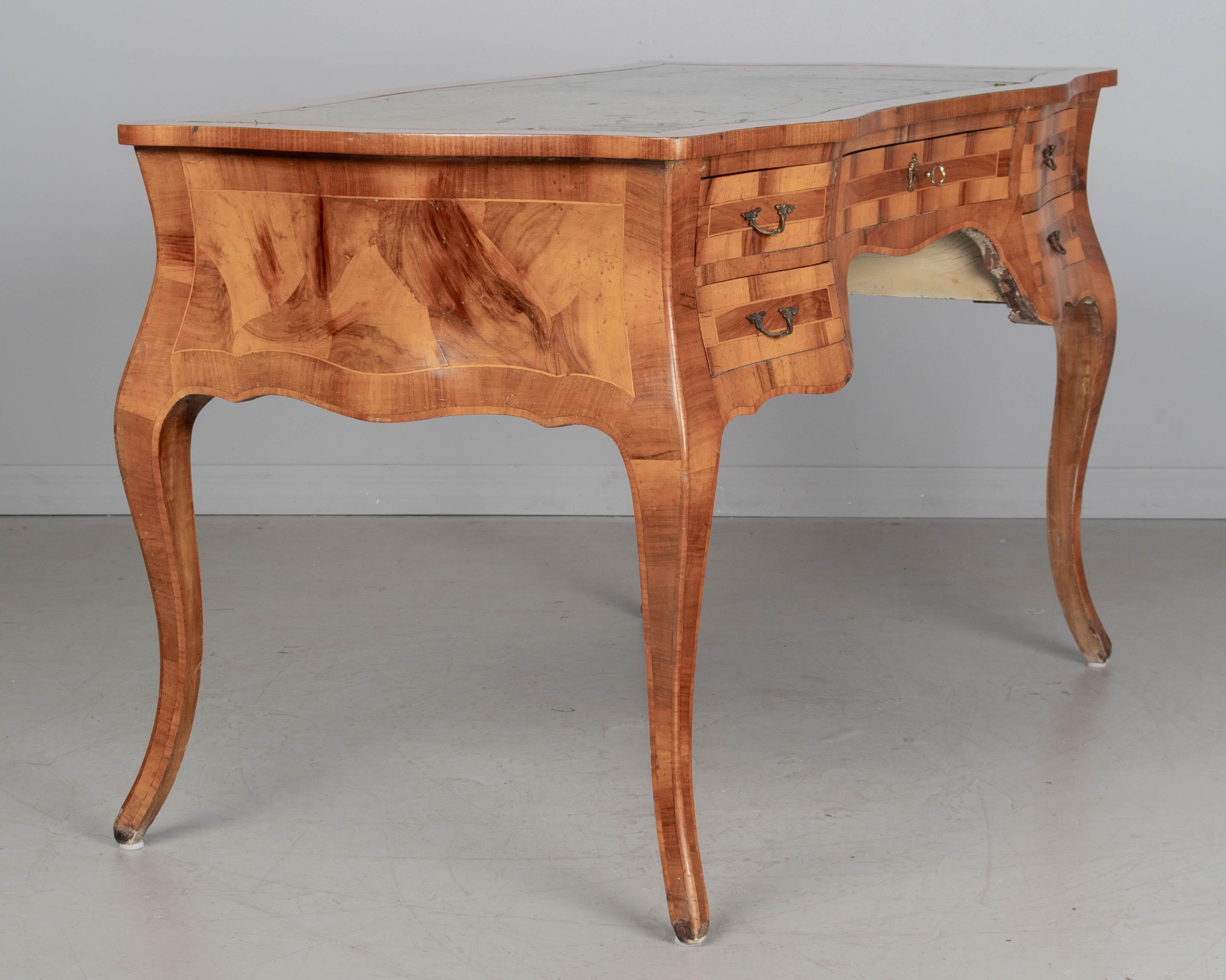 Italienischer Schreibtisch im Stil Louis XV aus Olivenholz im Angebot 6