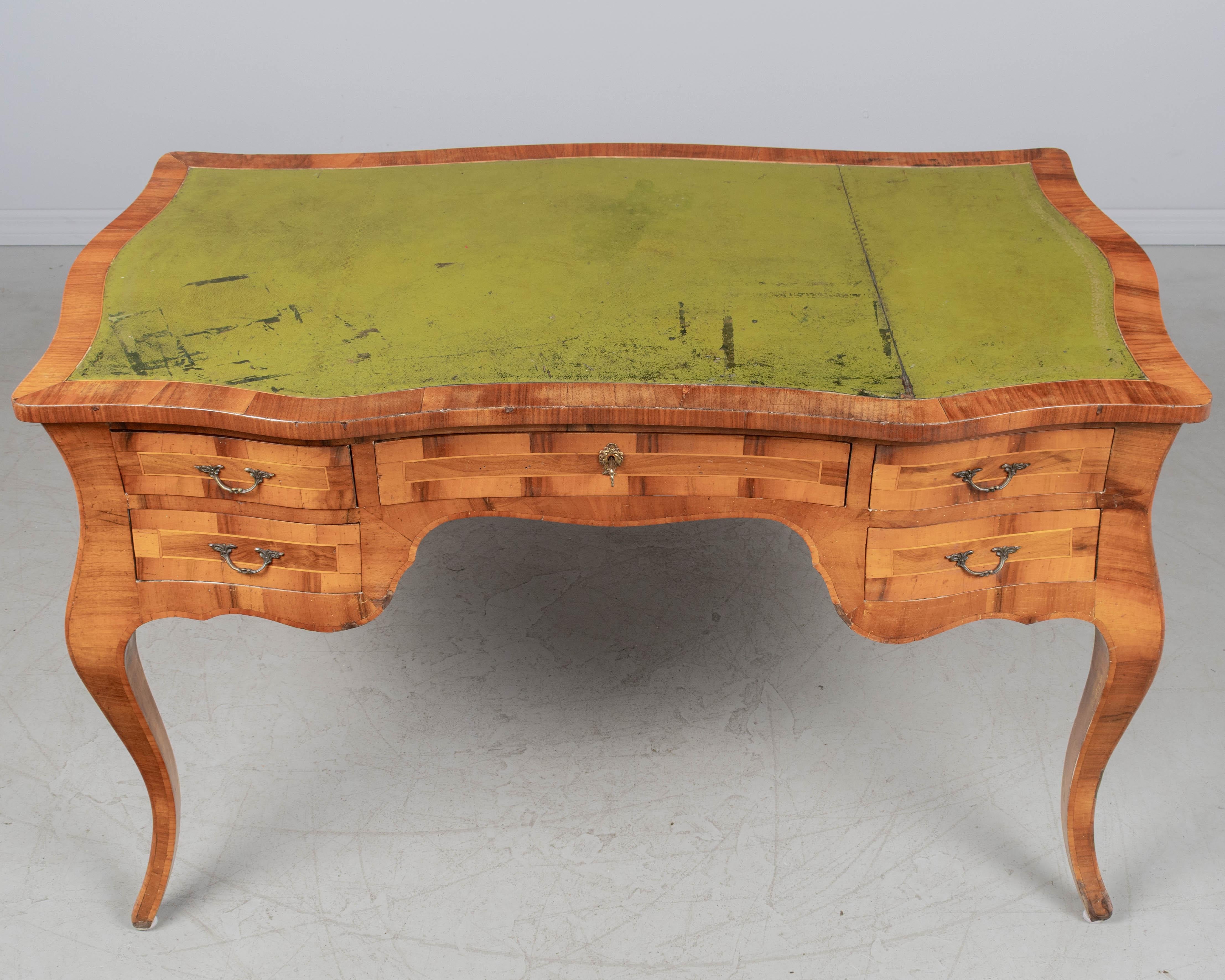 Italienischer Schreibtisch im Stil Louis XV aus Olivenholz im Angebot 7
