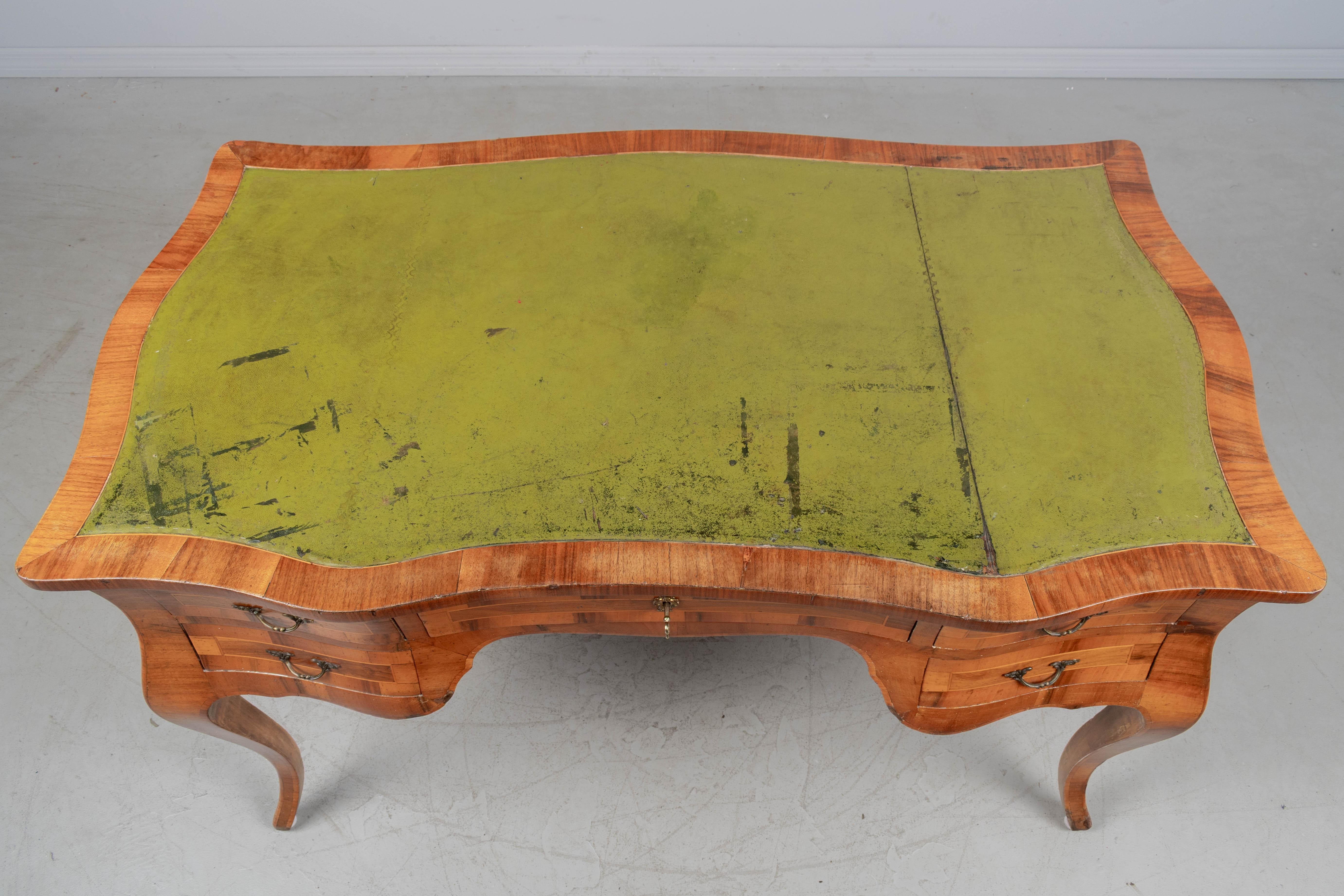 Italienischer Schreibtisch im Stil Louis XV aus Olivenholz im Angebot 8