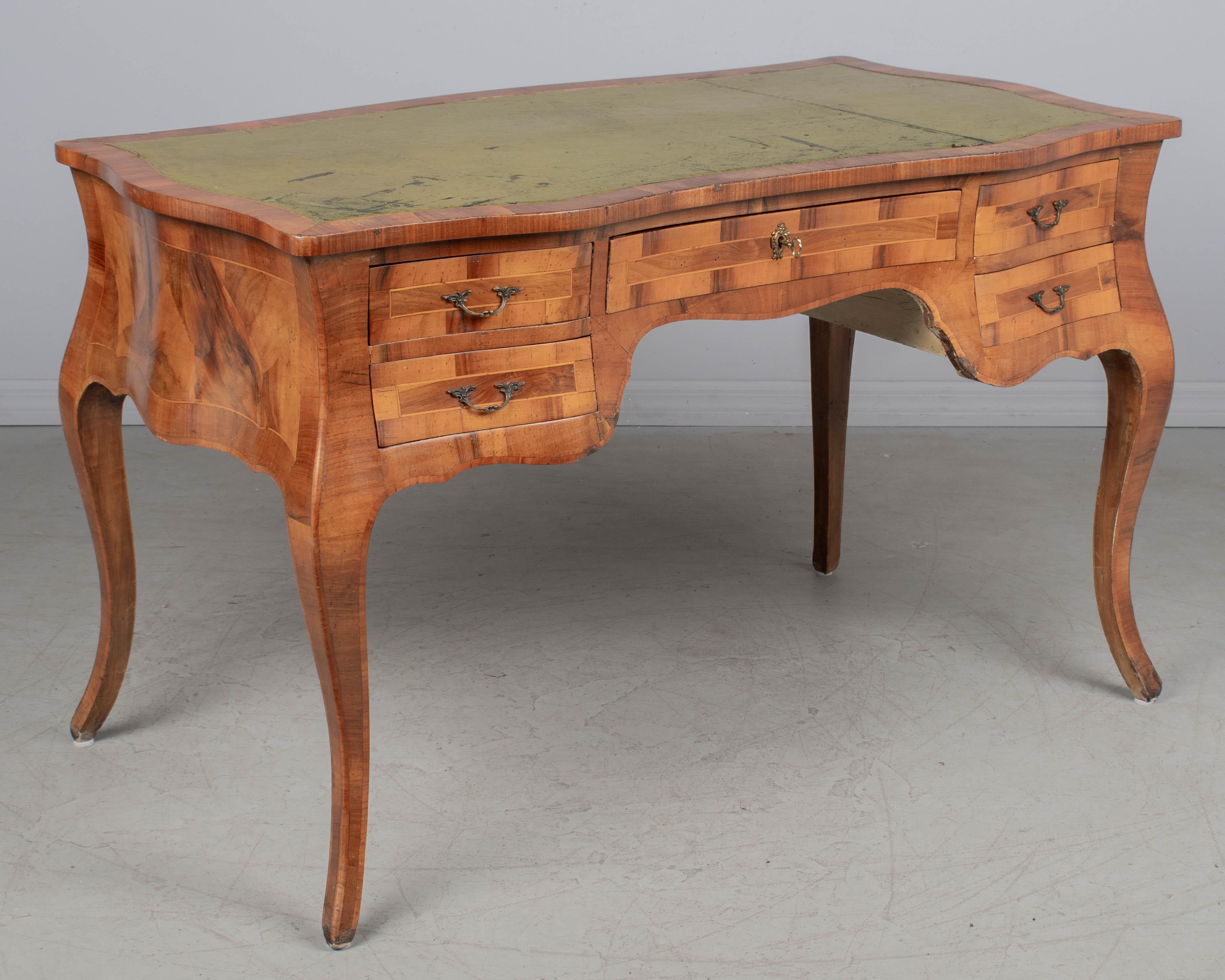 Italienischer Schreibtisch im Stil Louis XV aus Olivenholz (Louis XV.) im Angebot