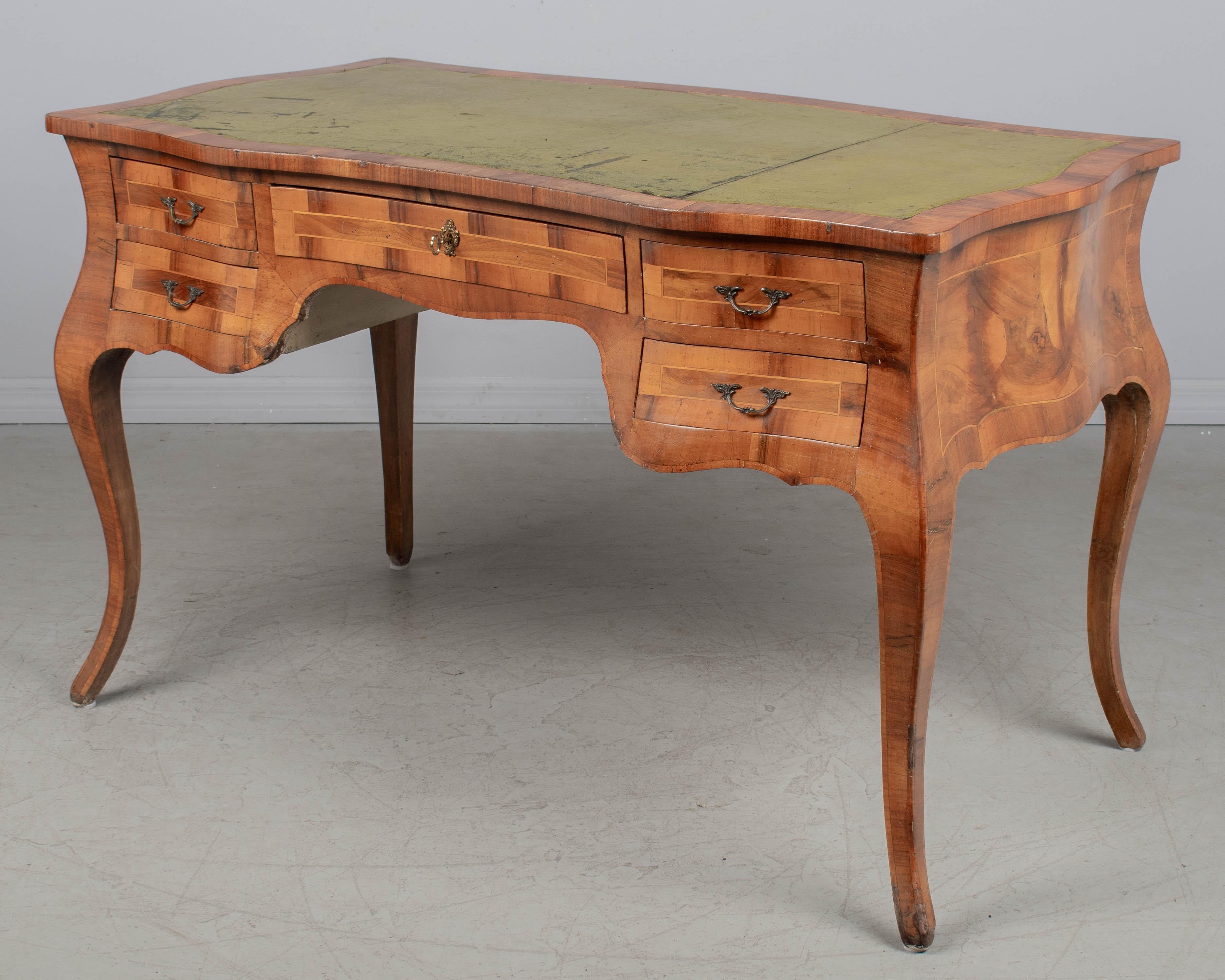 Italienischer Schreibtisch im Stil Louis XV aus Olivenholz (Handgefertigt) im Angebot