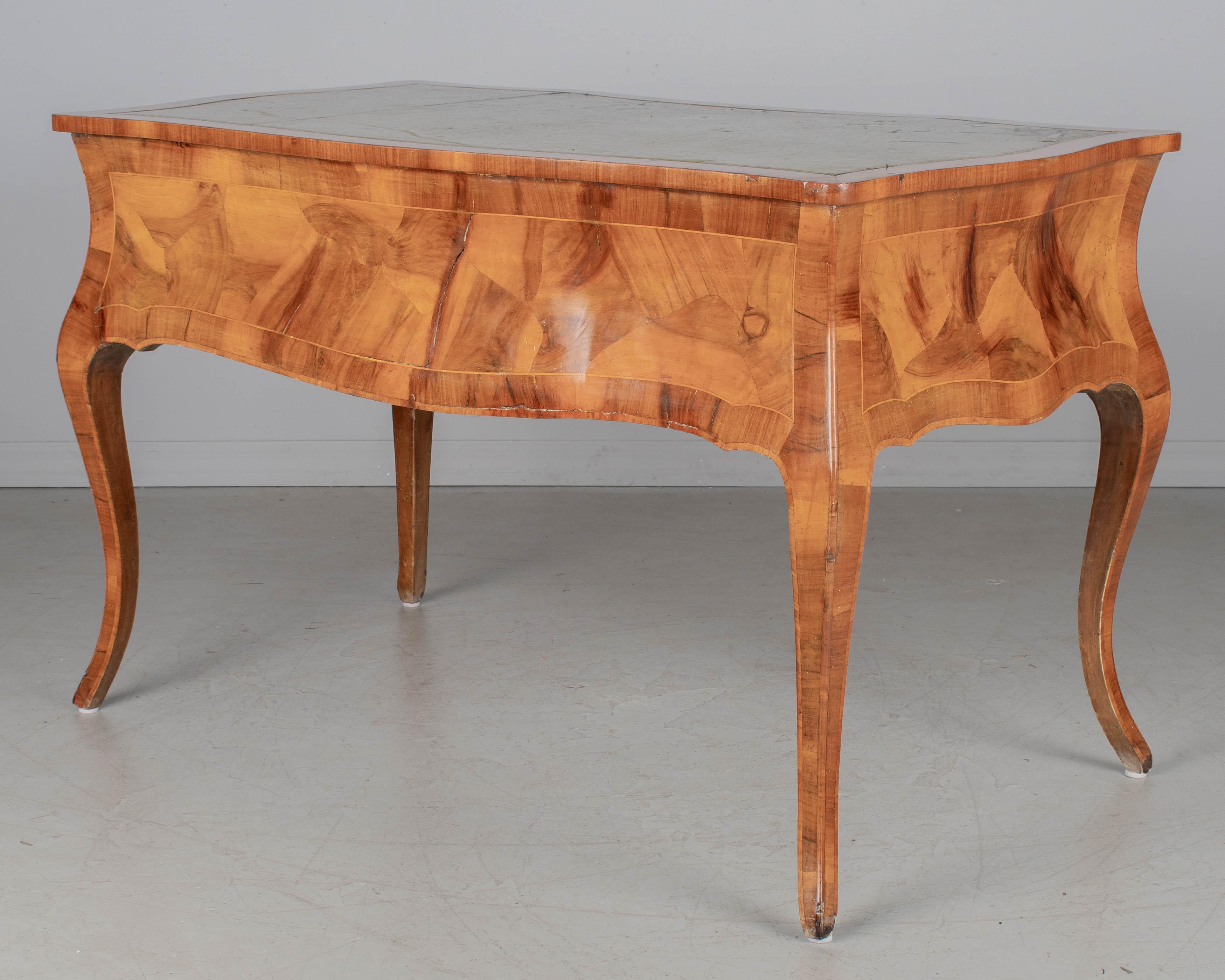 Italienischer Schreibtisch im Stil Louis XV aus Olivenholz im Angebot 1
