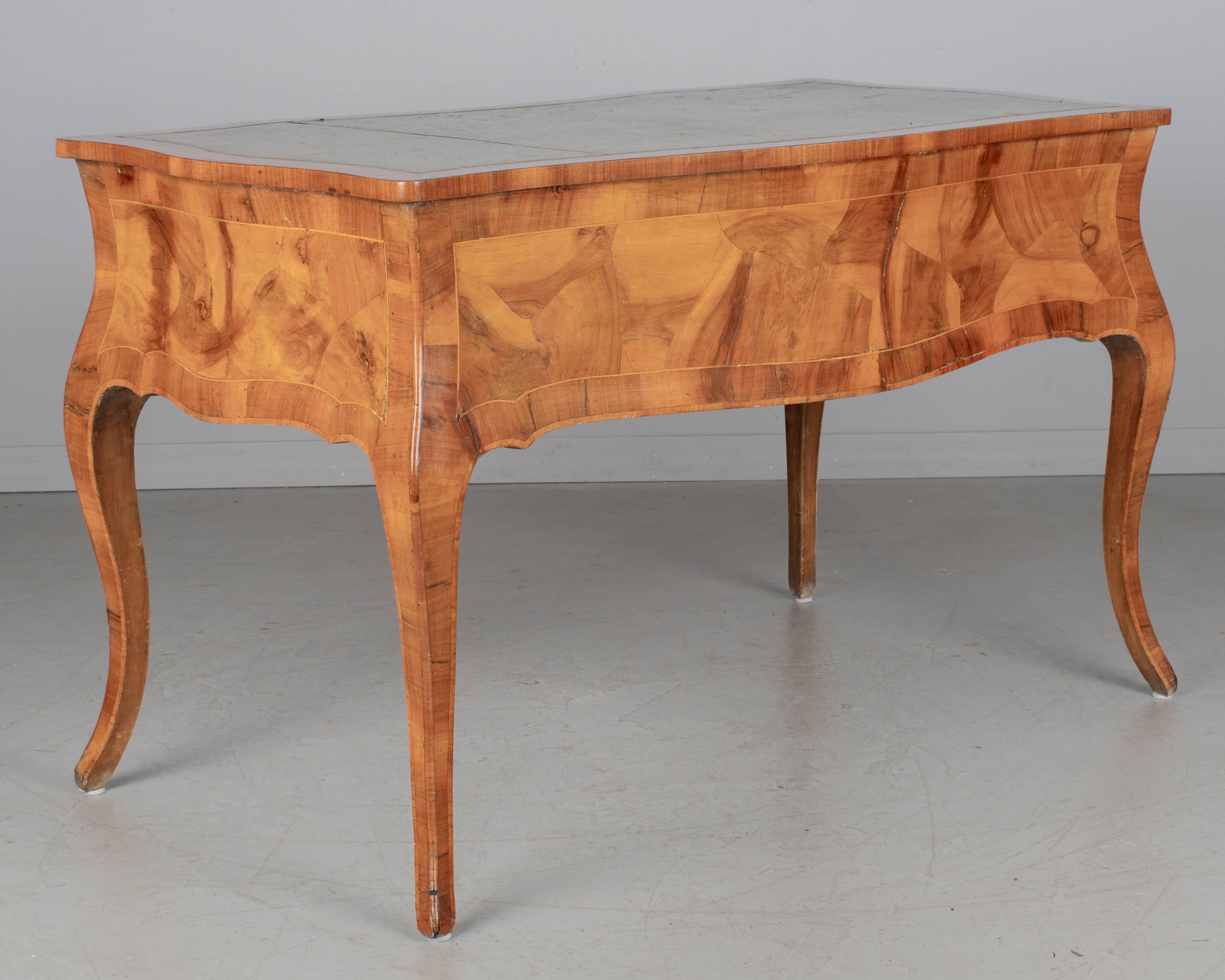 Italienischer Schreibtisch im Stil Louis XV aus Olivenholz im Angebot 2