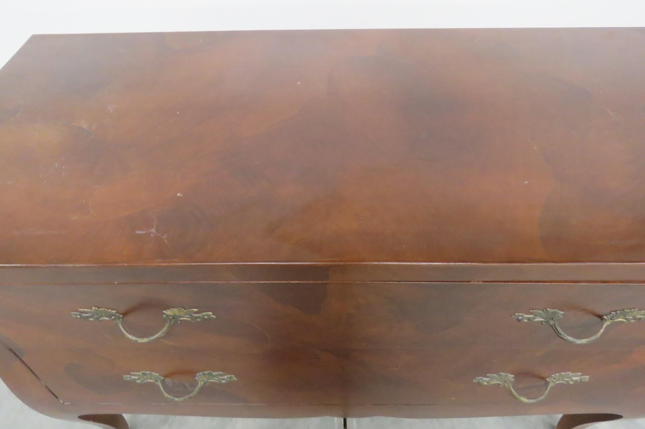 Italian Louis XV Style Olivewood Commode In Good Condition In Swedesboro, NJ