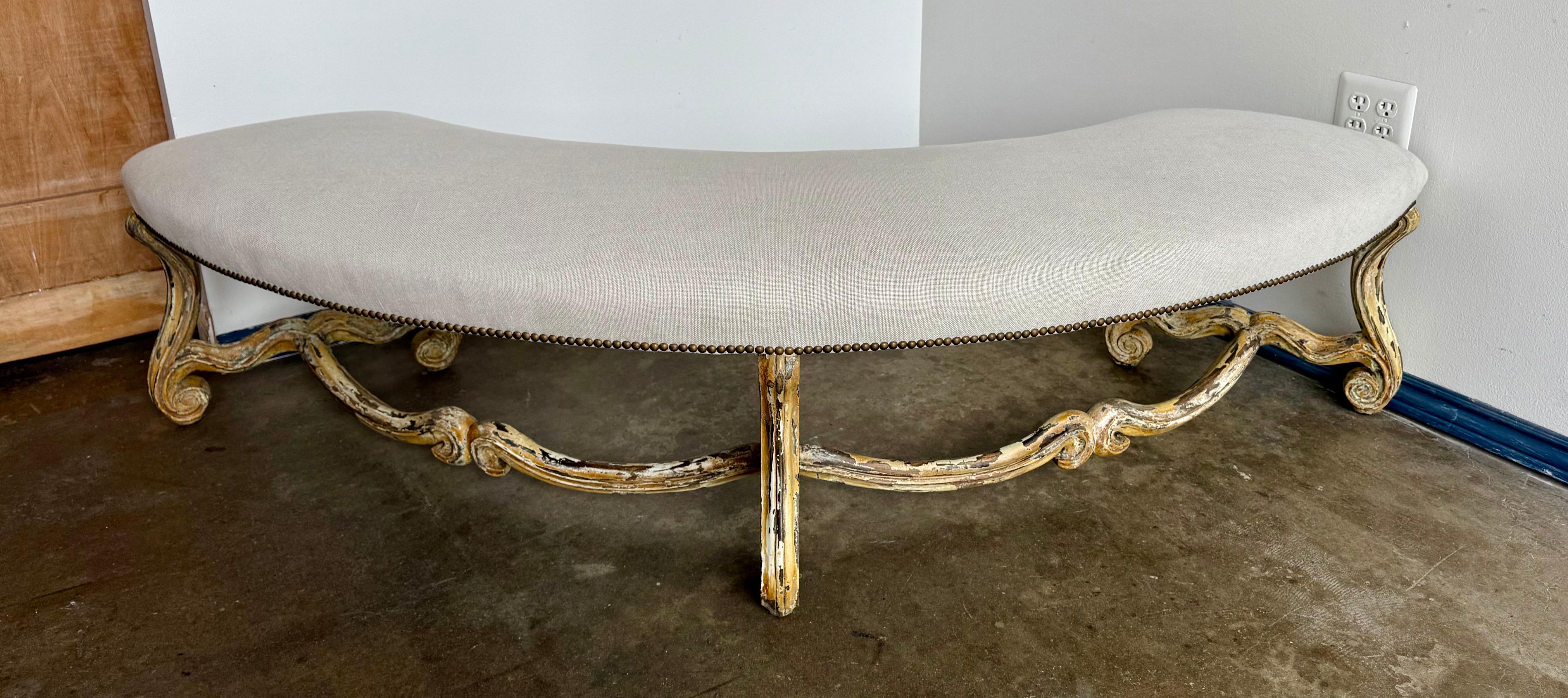 Banco Curvo Italiano Estilo Luis XV Pintado y Dorado, Siglo XIX

Elegante banco italiano curvo de estilo Luis XV, con patas cabriolé bellamente talladas y unidas por una camilla ondulada. El marco conserva un acabado pintado y dorado envejecido, que