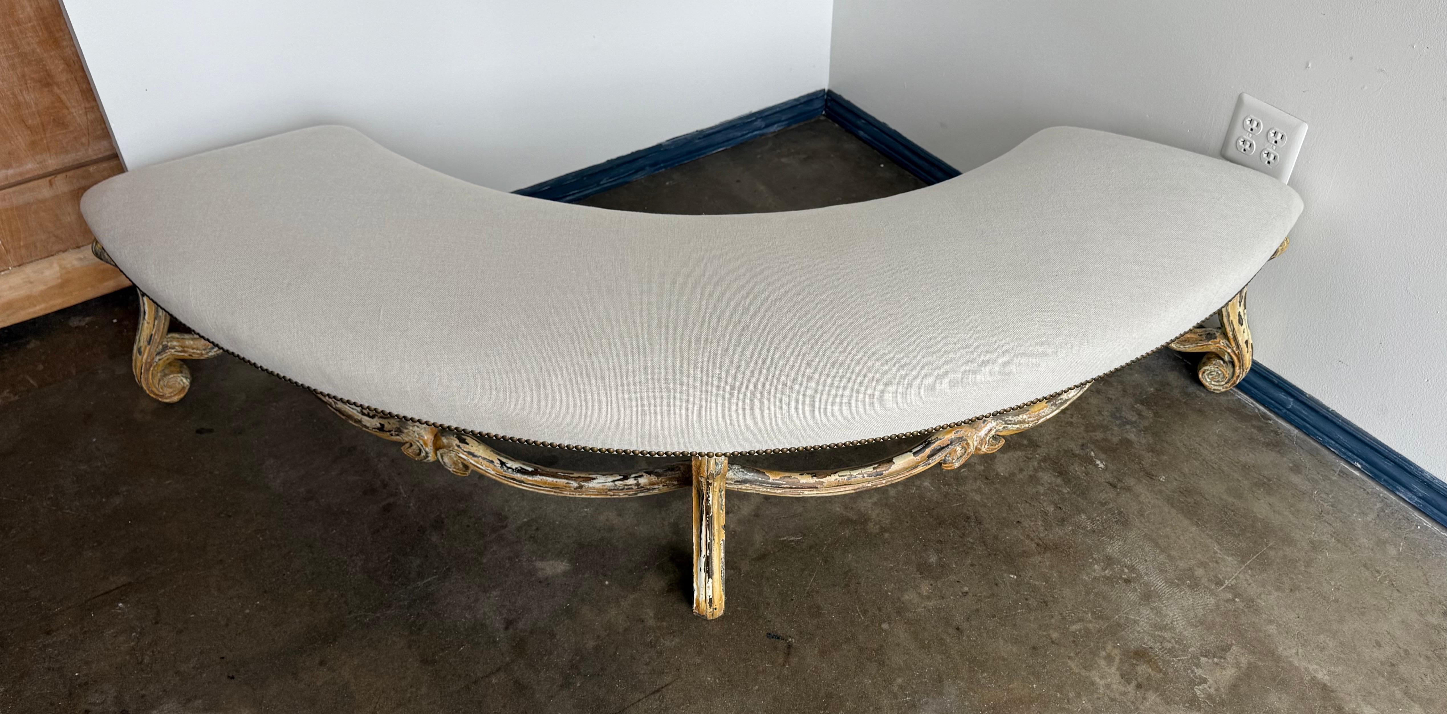 Banco Curvo Italiano Estilo Luis XV Pintado y Dorado, Siglo XIX en Desgastado estado para la venta en Los Angeles, CA