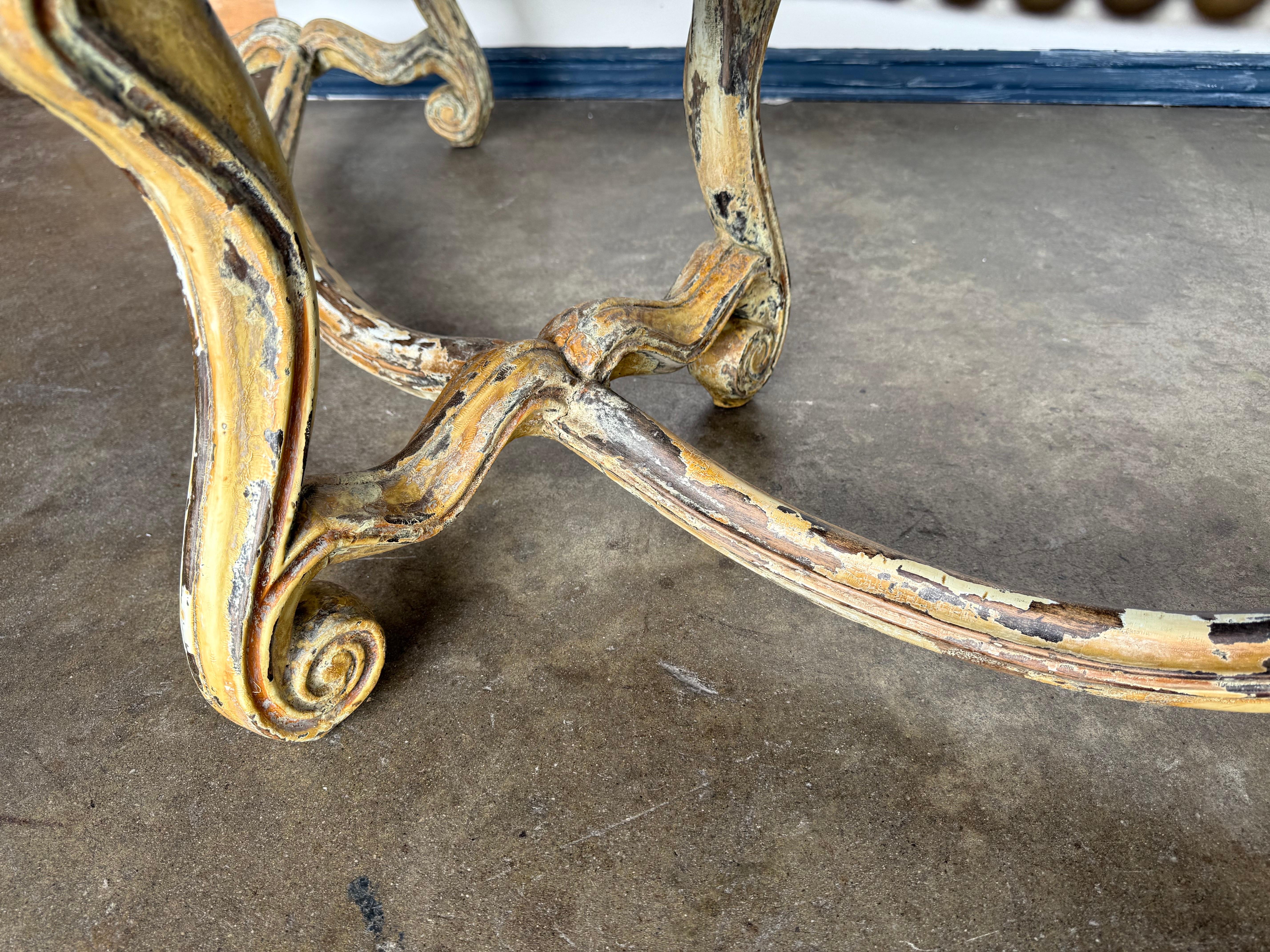 Banco Curvo Italiano Estilo Luis XV Pintado y Dorado, Siglo XIX en venta 1