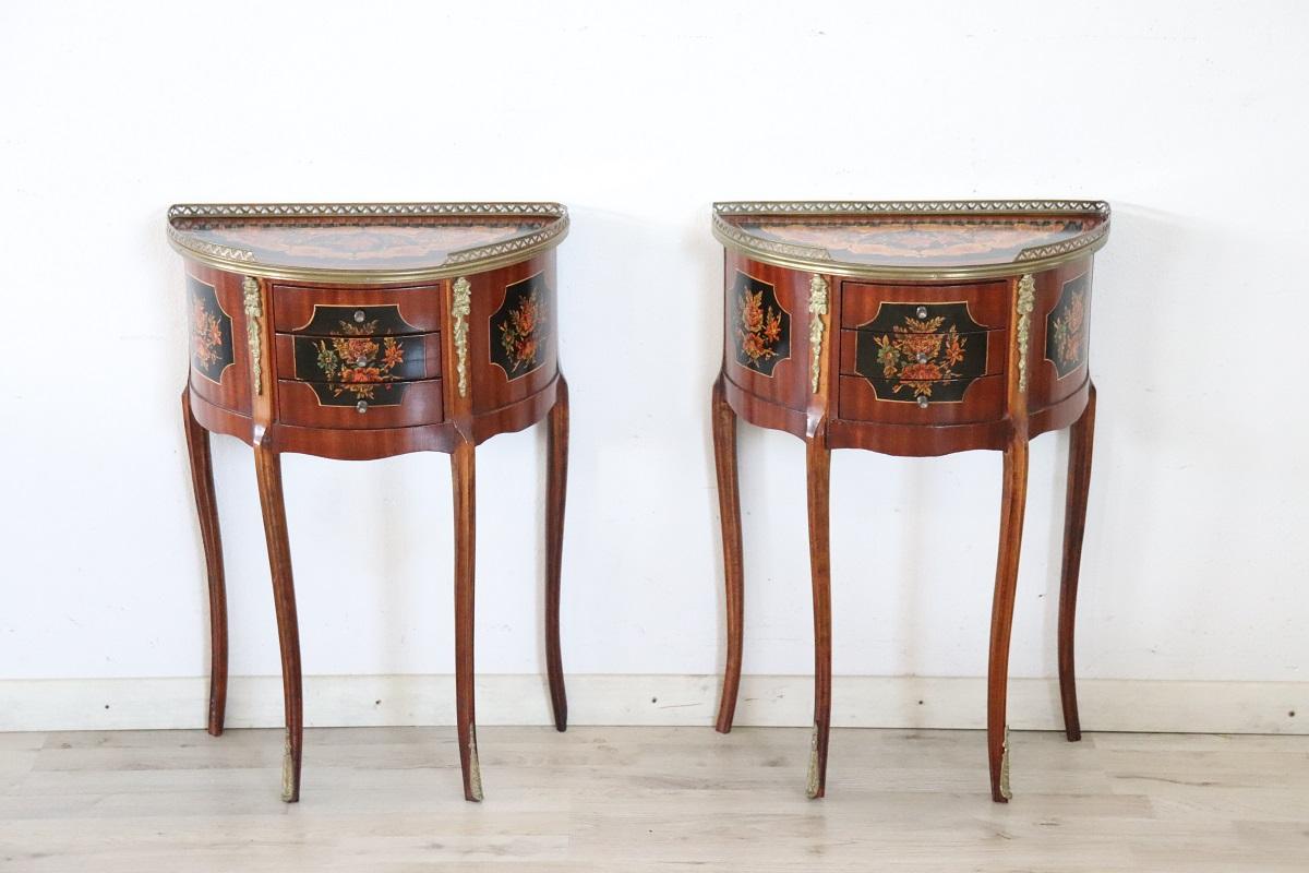 Ti presentiamo questa bellissima coppia di comodini in stile Luigi XV realizzati in Italia nella seconda metà del XX secolo. Realizzato in legno di noce e intarsi. Si distinguono per una linea ondulata e curva e per le gambe lunghe e snelle.

La