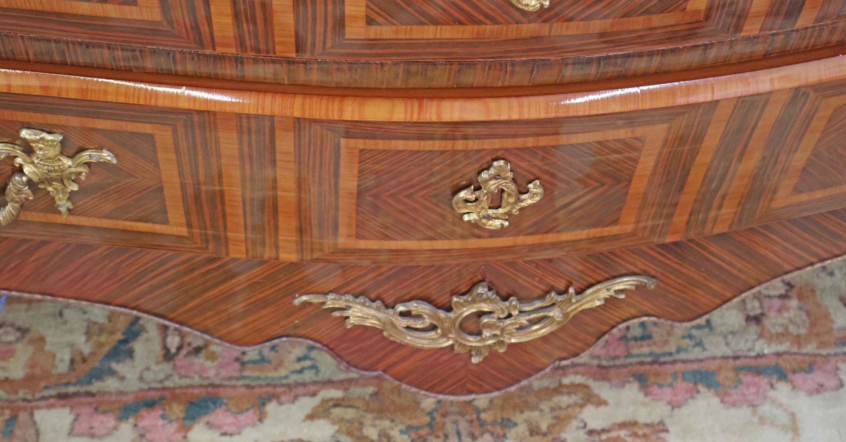 Cassettiera in stile Luigi XV in palissandro con piano in marmo Commode in vendita 5
