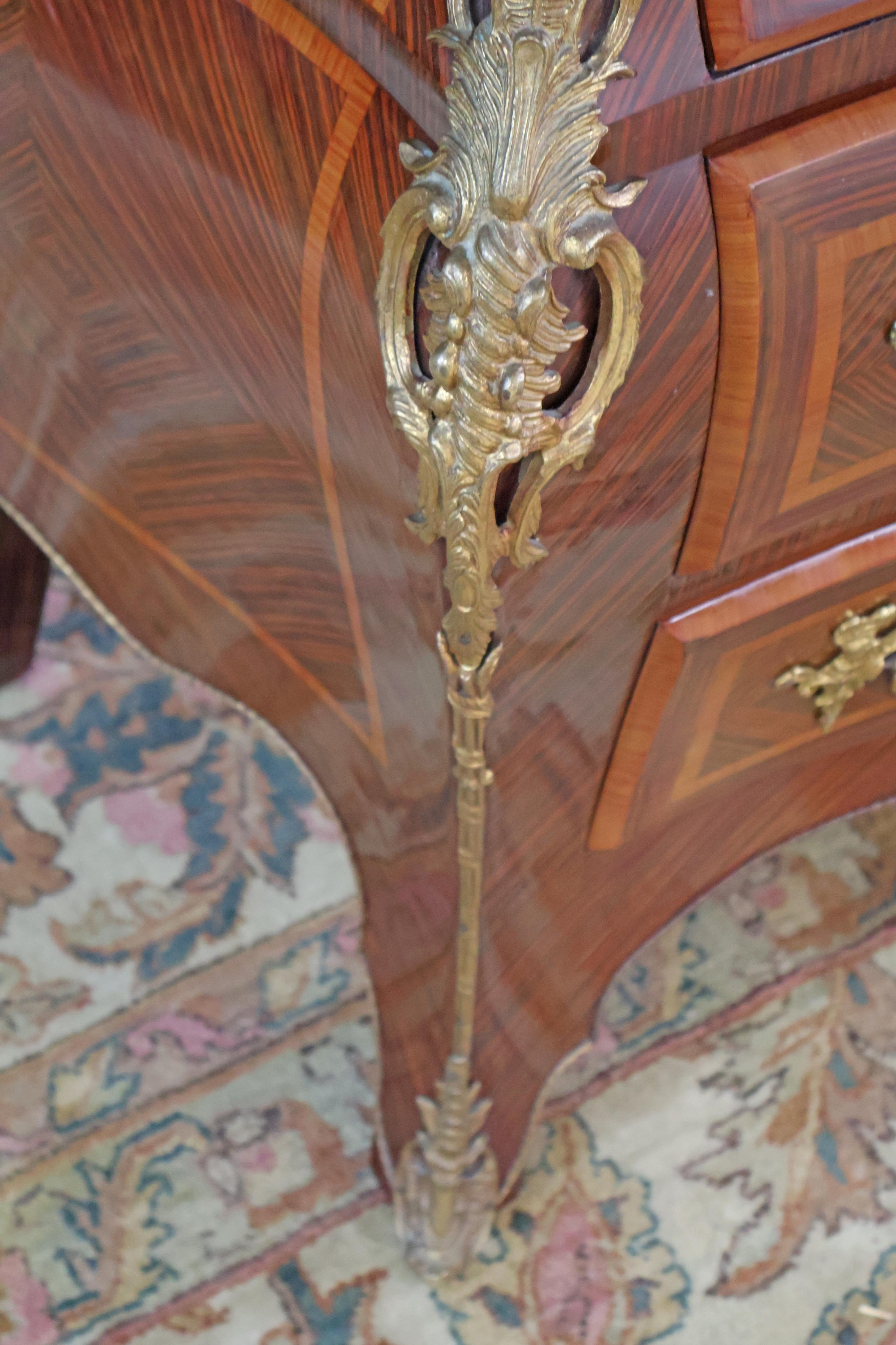 Cassettiera in stile Luigi XV in palissandro con piano in marmo Commode in vendita 6