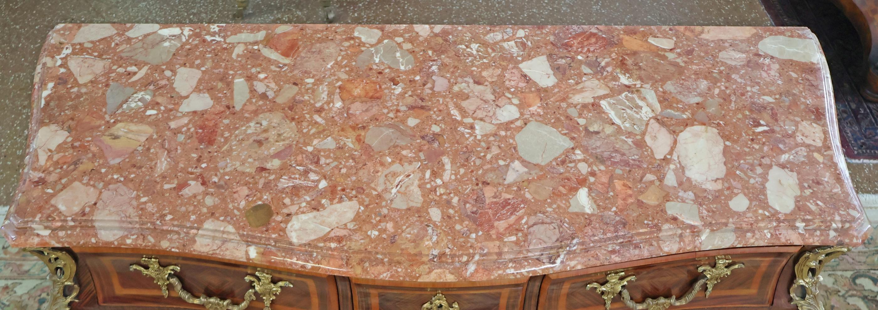 Cassettiera in stile Luigi XV in palissandro con piano in marmo Commode in vendita 7