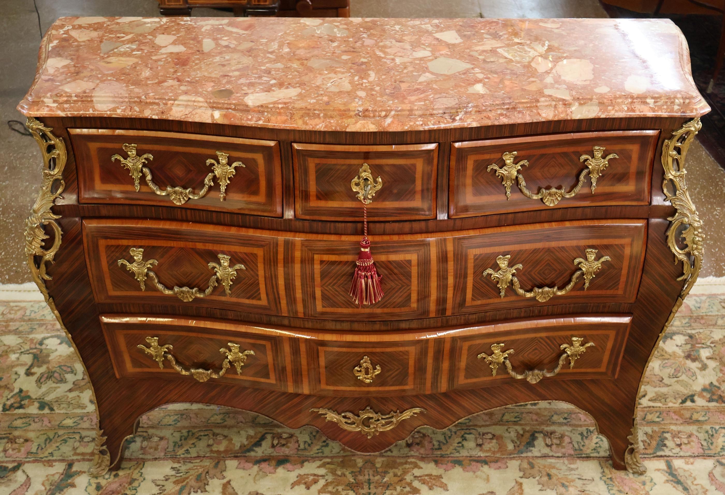 Cassettiera in stile Luigi XV in palissandro con piano in marmo Commode


Dimensioni: 53