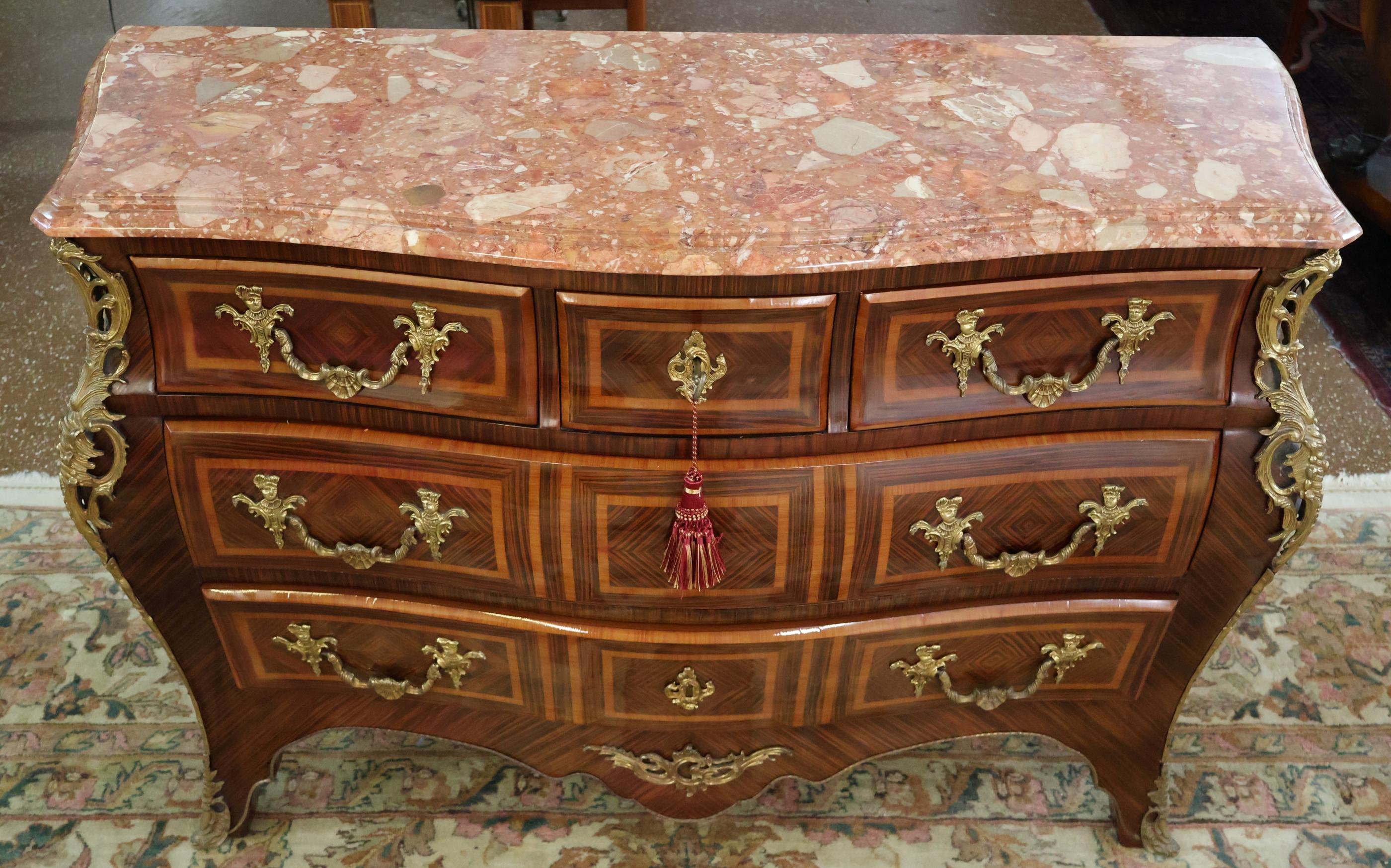 Italiano Cassettiera in stile Luigi XV in palissandro con piano in marmo Commode in vendita