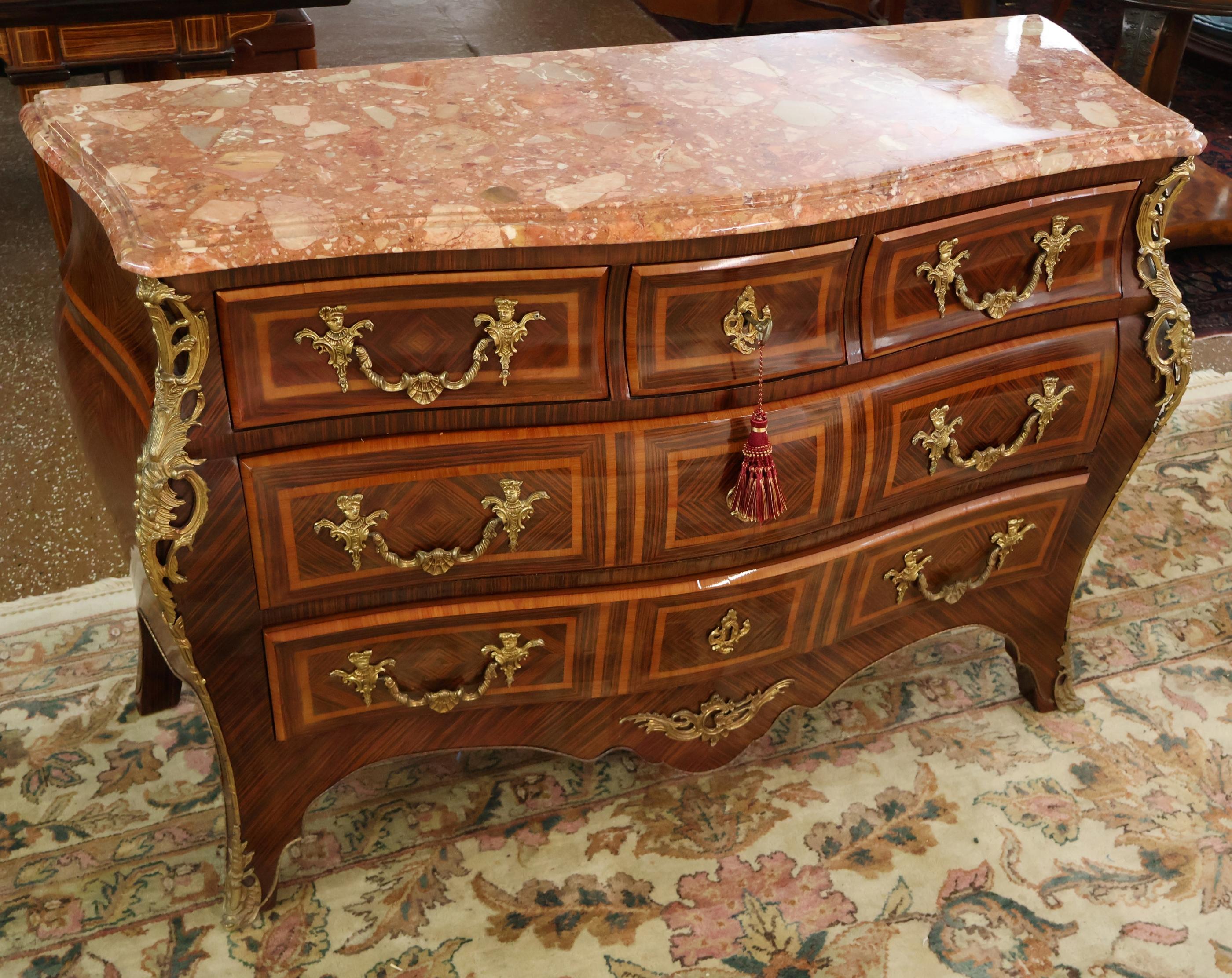 Fine XX secolo Cassettiera in stile Luigi XV in palissandro con piano in marmo Commode in vendita