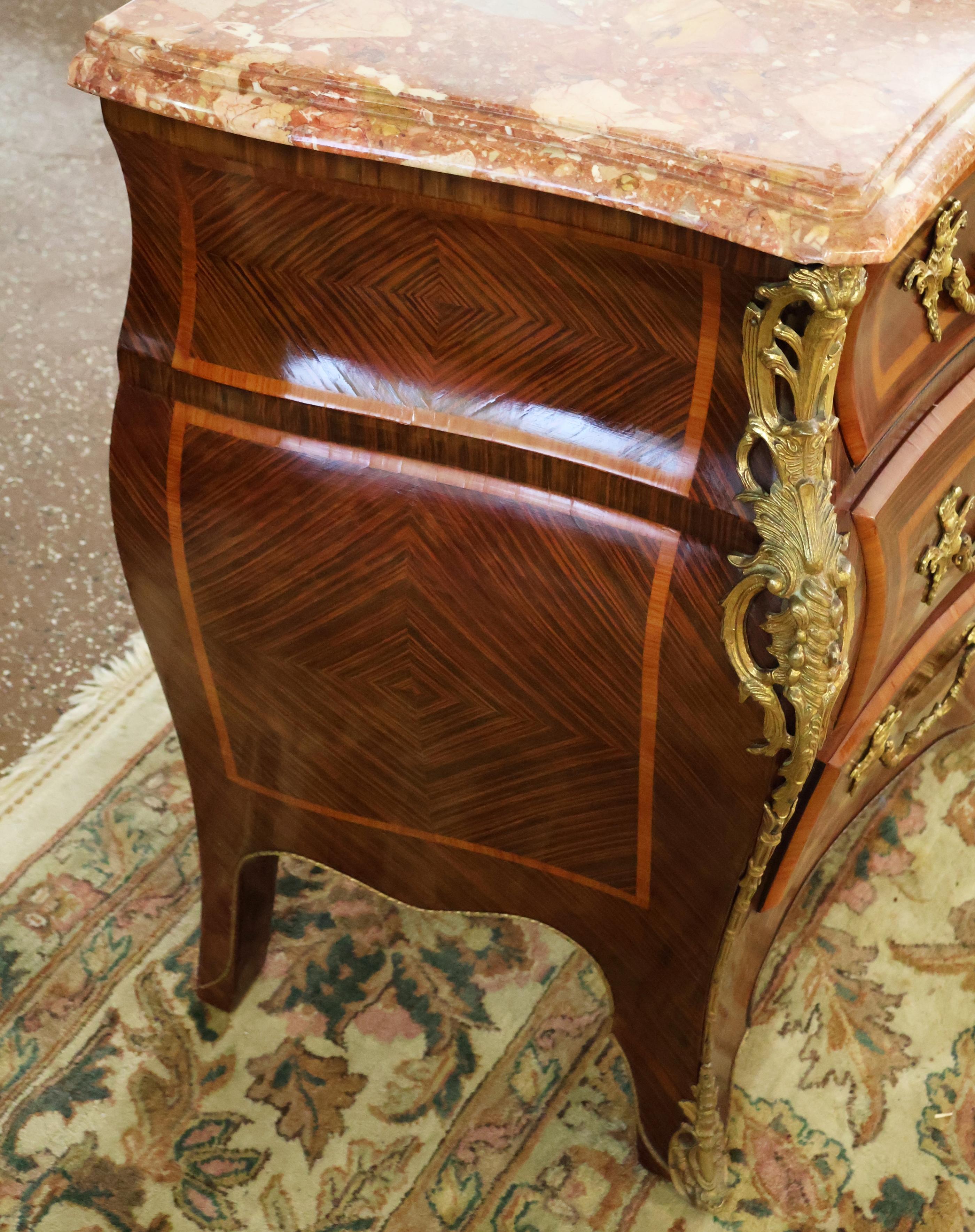 Palissandro Cassettiera in stile Luigi XV in palissandro con piano in marmo Commode in vendita