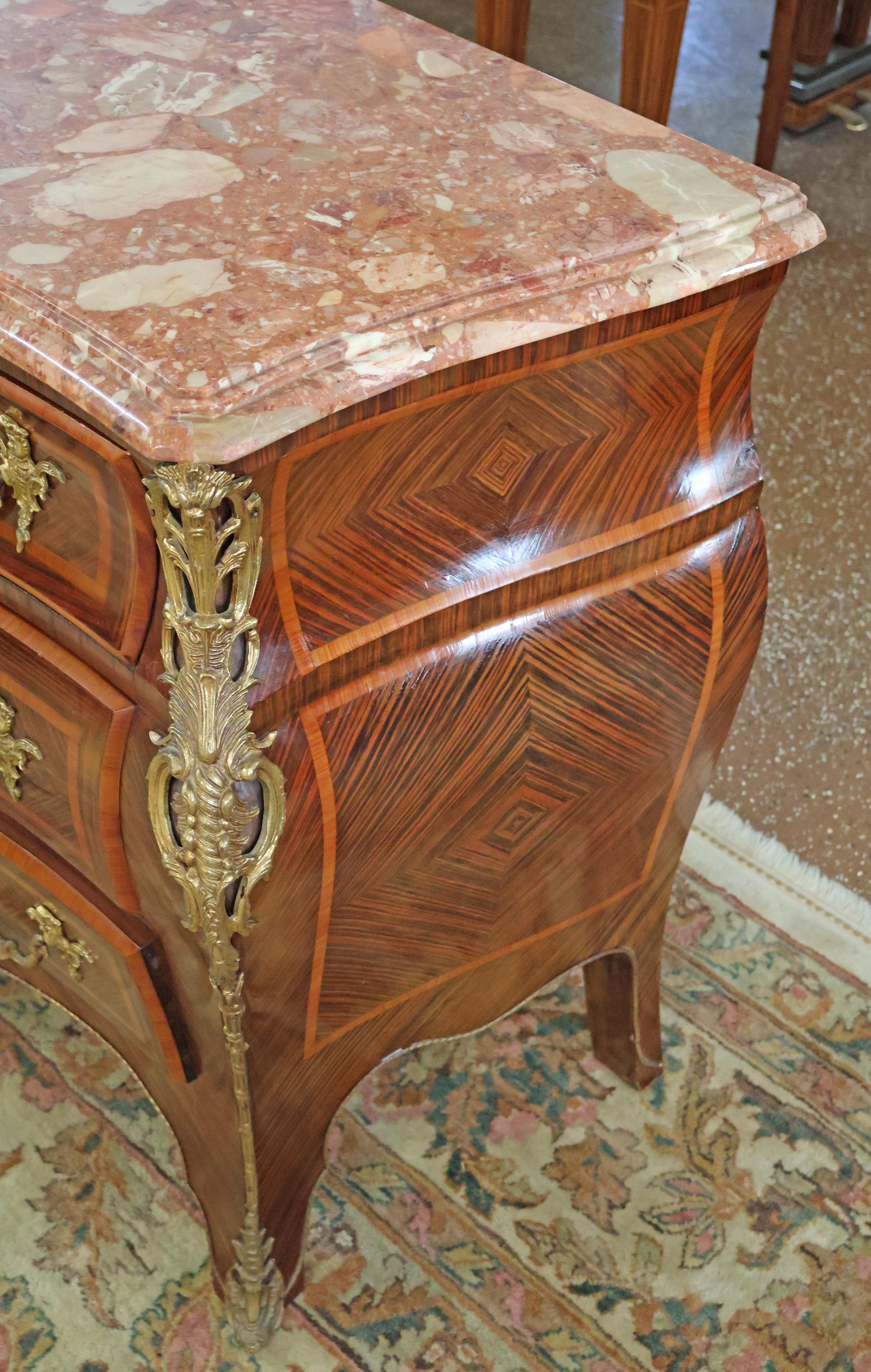 Cassettiera in stile Luigi XV in palissandro con piano in marmo Commode in vendita 1