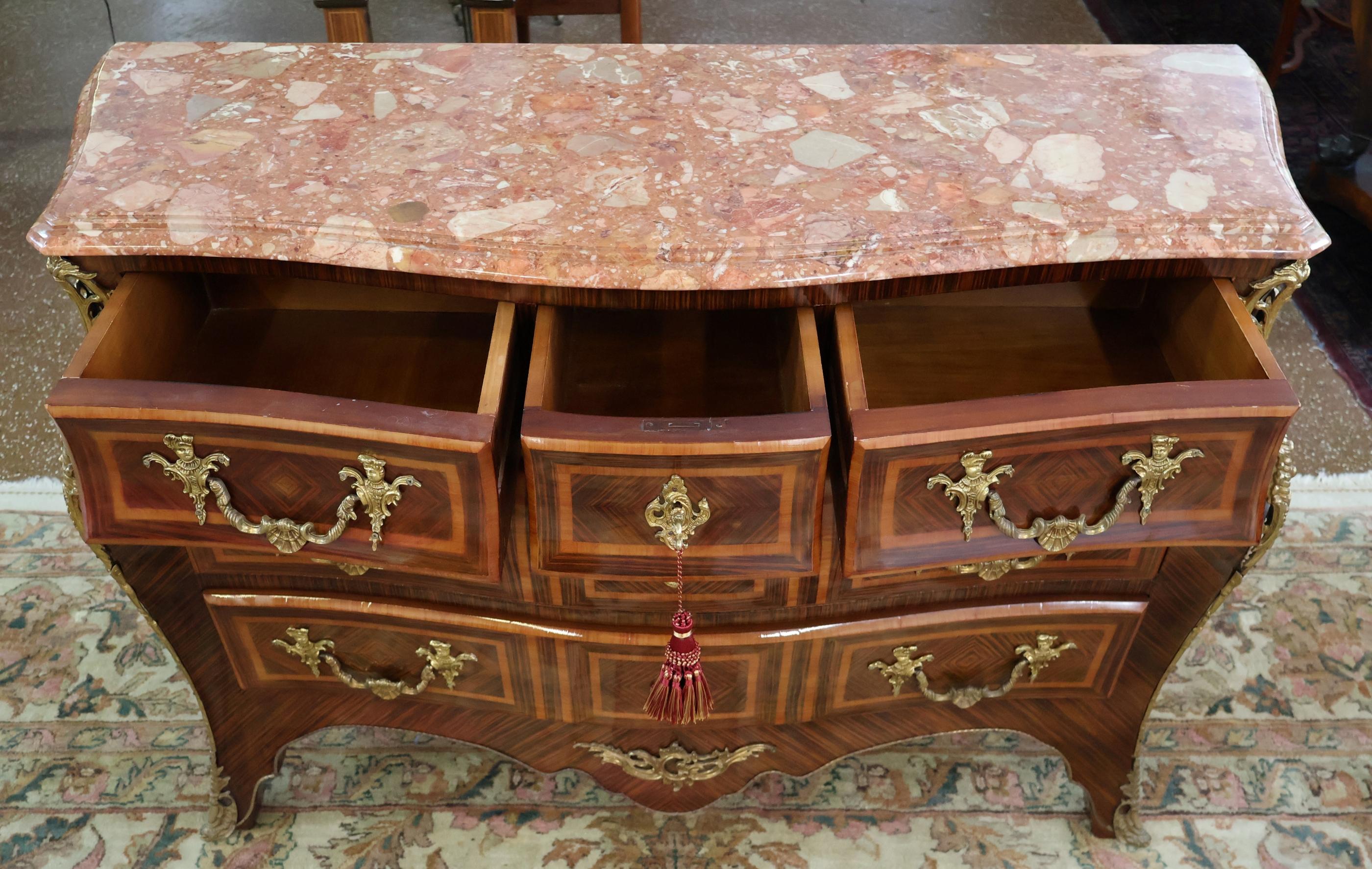 Cassettiera in stile Luigi XV in palissandro con piano in marmo Commode in vendita 2