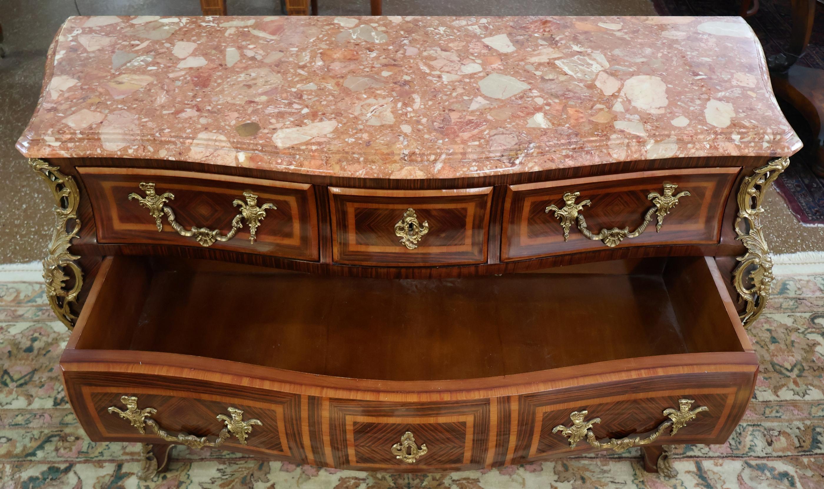 Cassettiera in stile Luigi XV in palissandro con piano in marmo Commode in vendita 3
