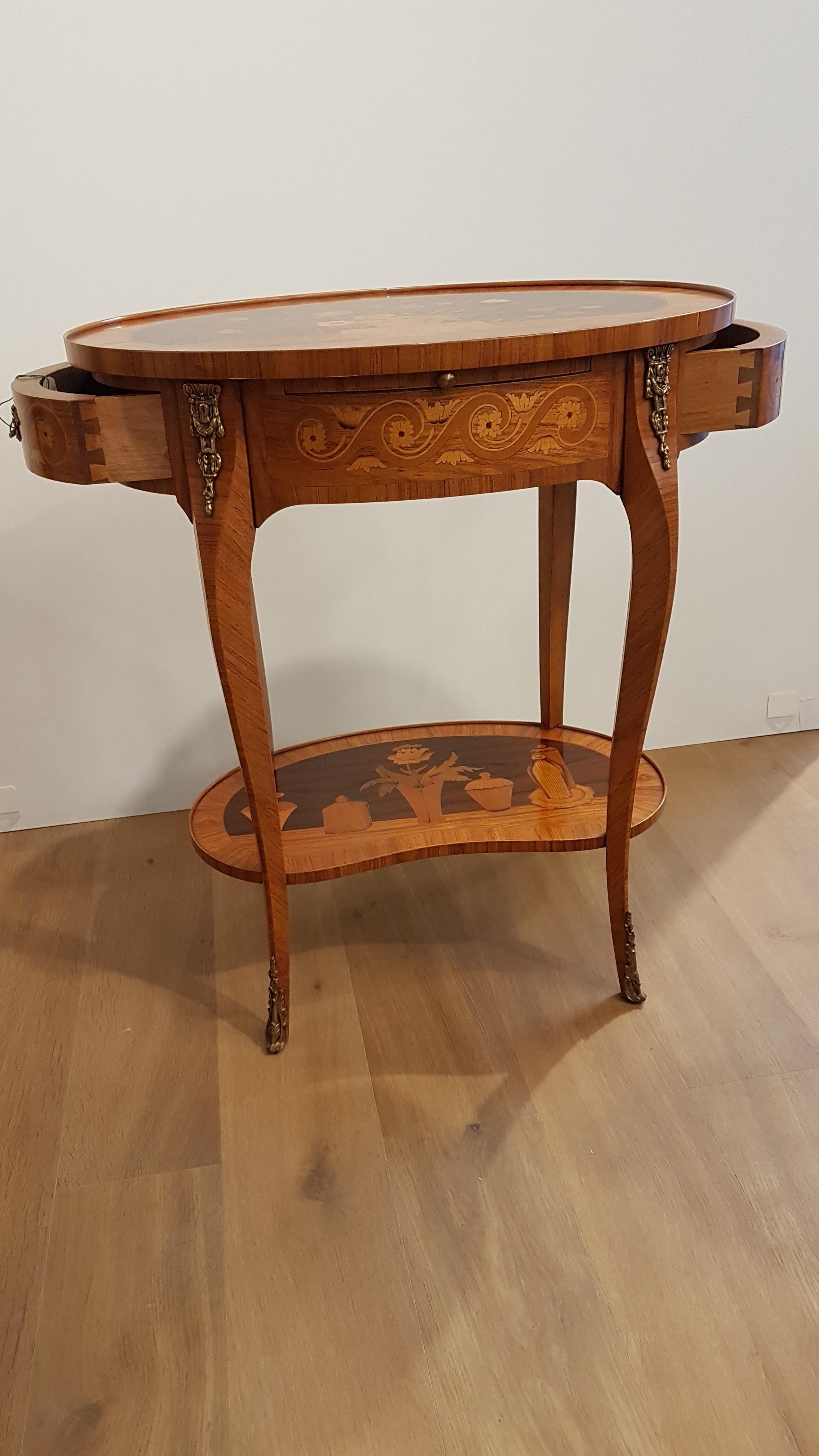 Oval table in Louis XVI style with rich inlay in rosewood and bronzes  1950s In Good Condition For Sale In Monza, IT