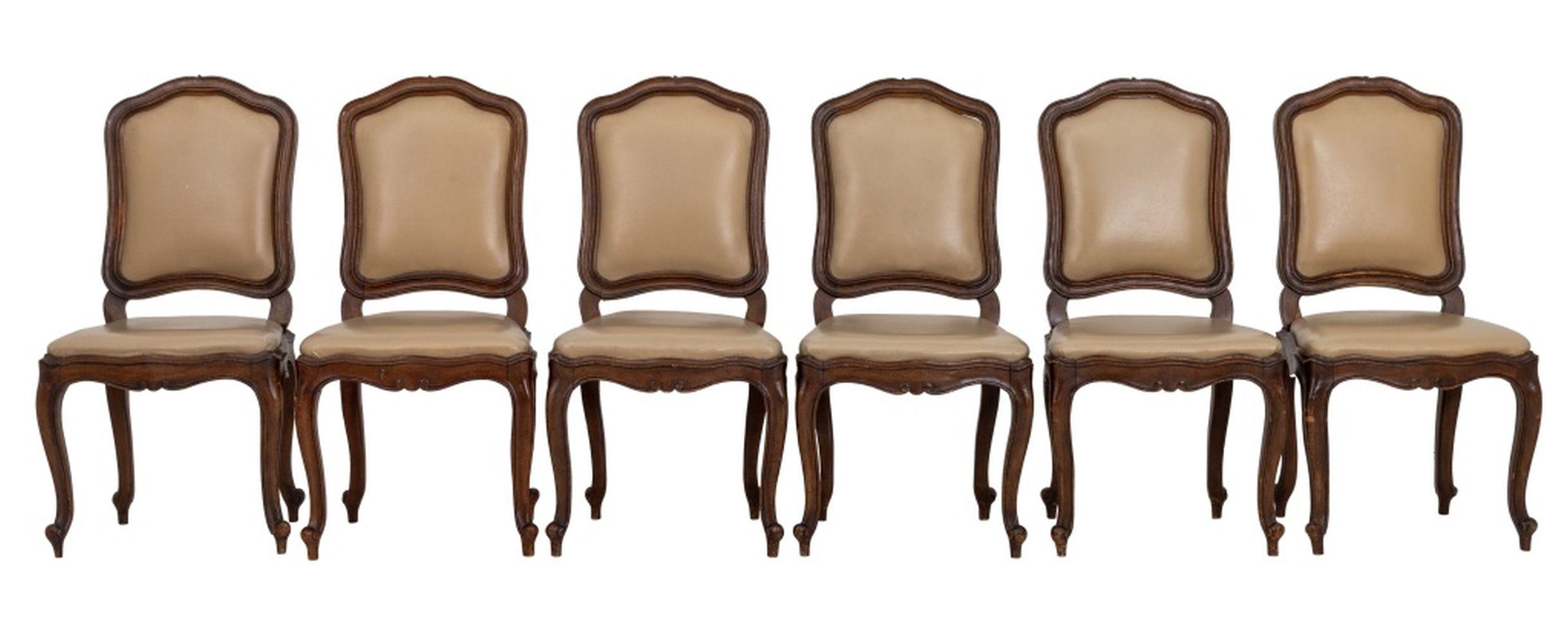 Zwölf italienische Esszimmerstühle aus Nussbaum im Louis-XV-Stil, jeweils mit beigefarbenem Vinylbezug für Sitz und Rückenlehne und der Aufschrift 