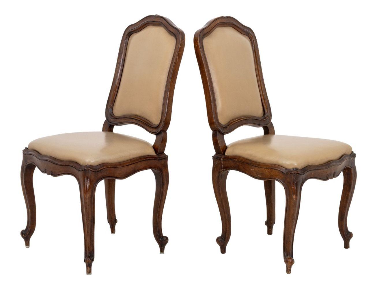 Italienische Louis XV Stil Nussbaum Esszimmerstühle, 12 (Louis XV.) im Angebot