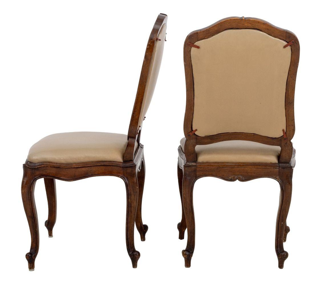 Italienische Louis XV Stil Nussbaum Esszimmerstühle, 12 im Zustand „Gut“ im Angebot in Astoria, NY