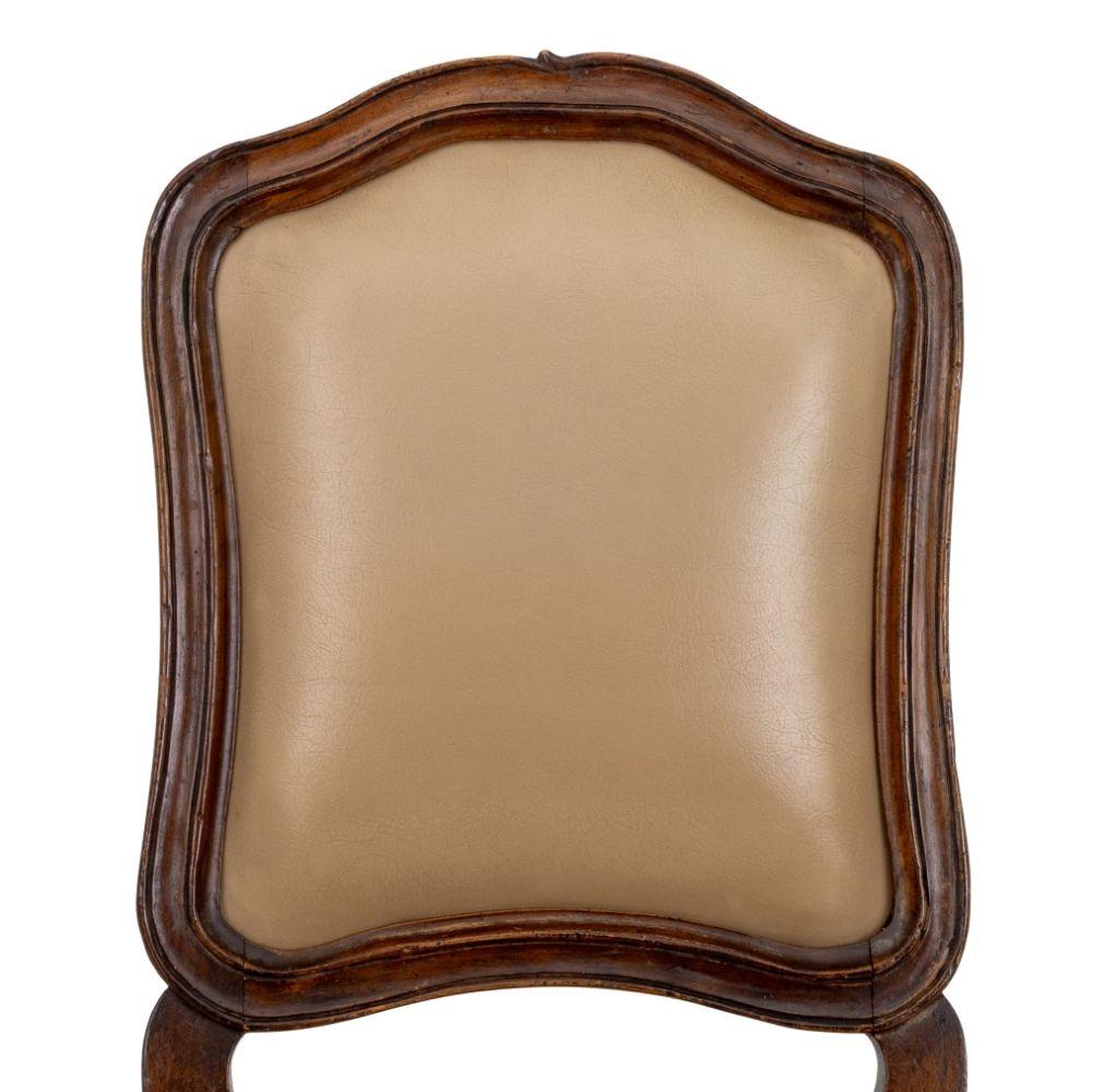 Italienische Louis XV Stil Nussbaum Esszimmerstühle, 12 (Polster) im Angebot